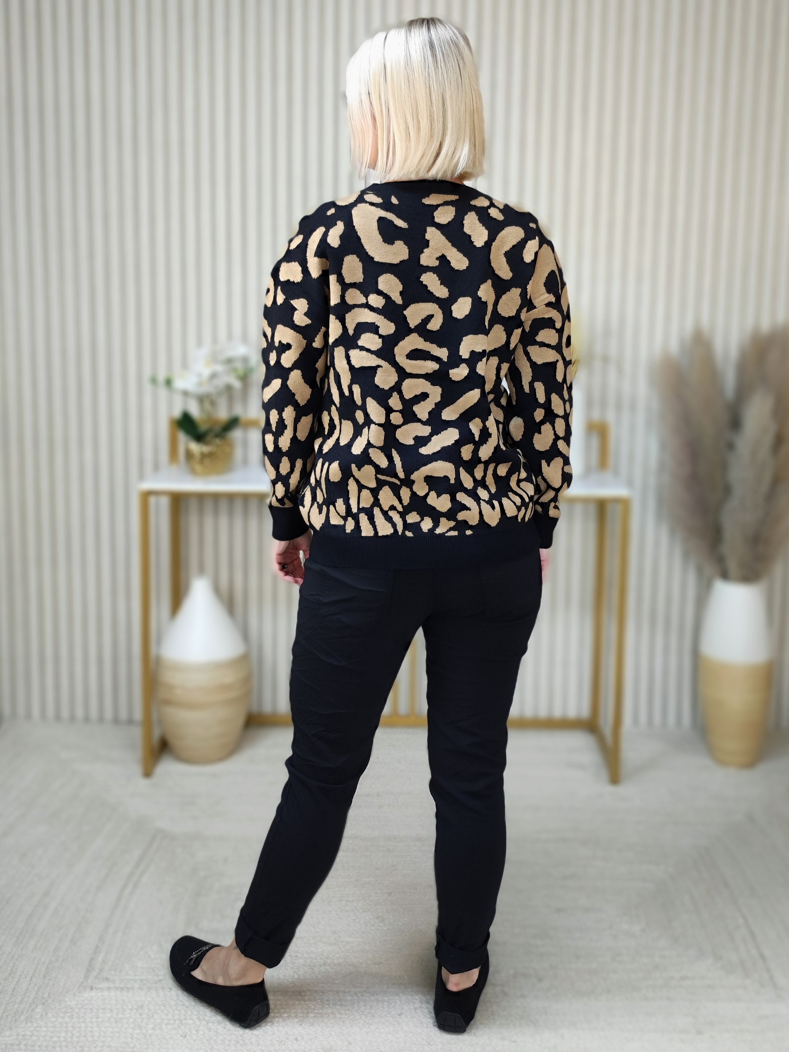 Pullover mit Animal Muster Schwarz/Camel (36-42)