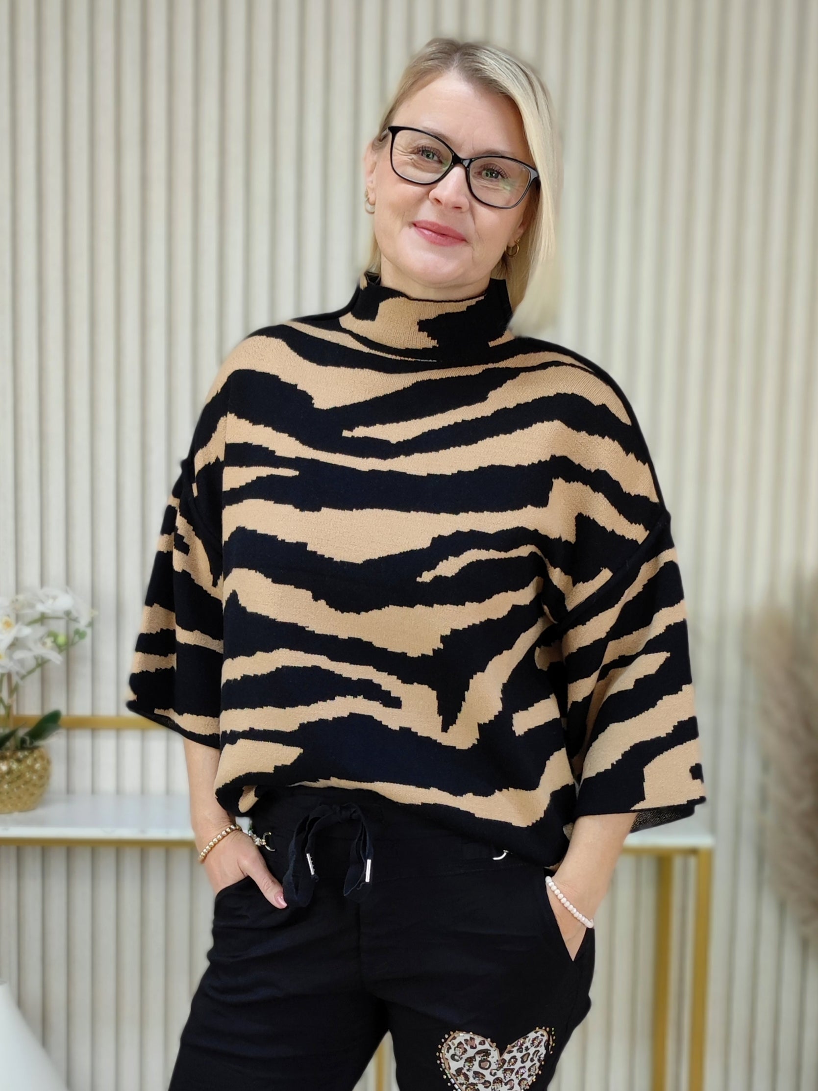 Turtle Neck Pullover im Zebra Design camel (36-44)