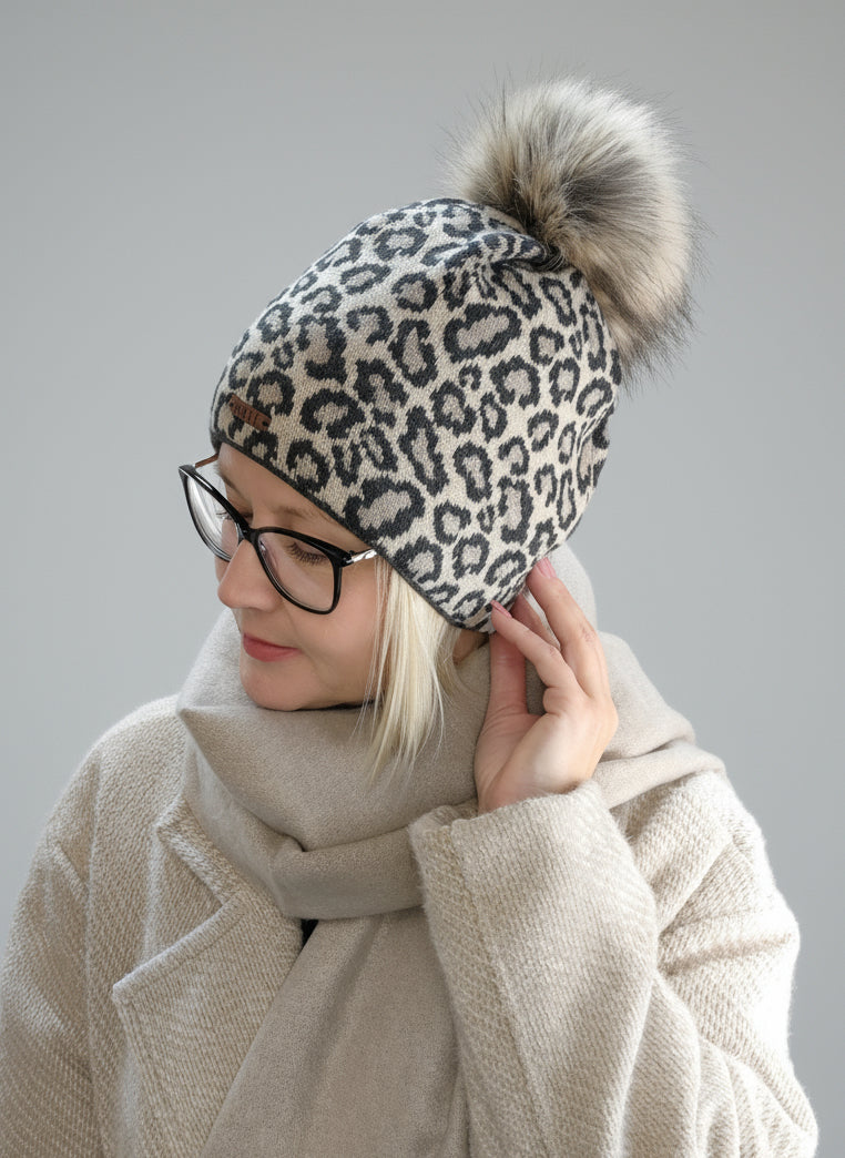 Wintermütze mit Bommel im Leo Design