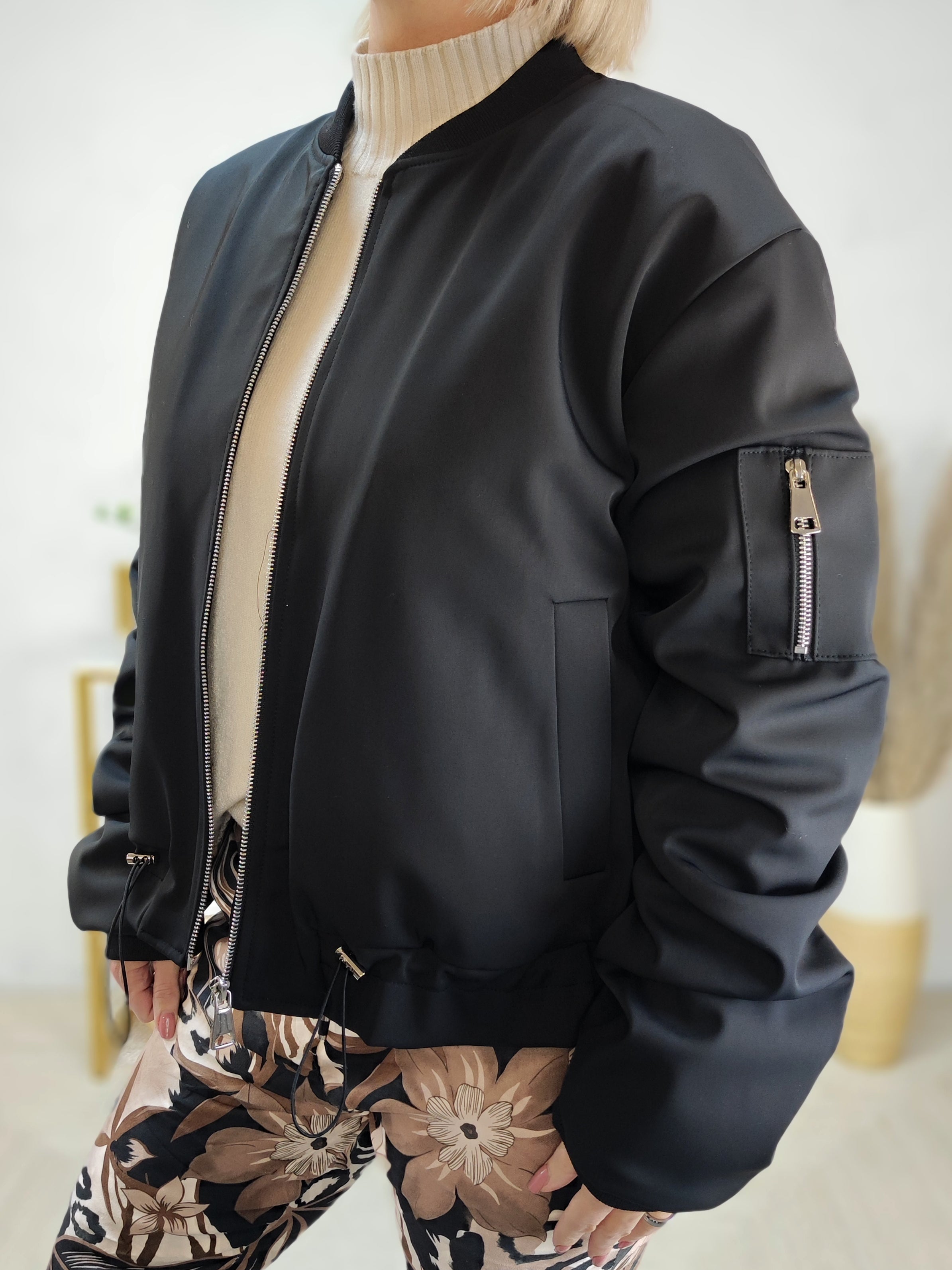 Warme Bomberjacke in schwarz (38-42)