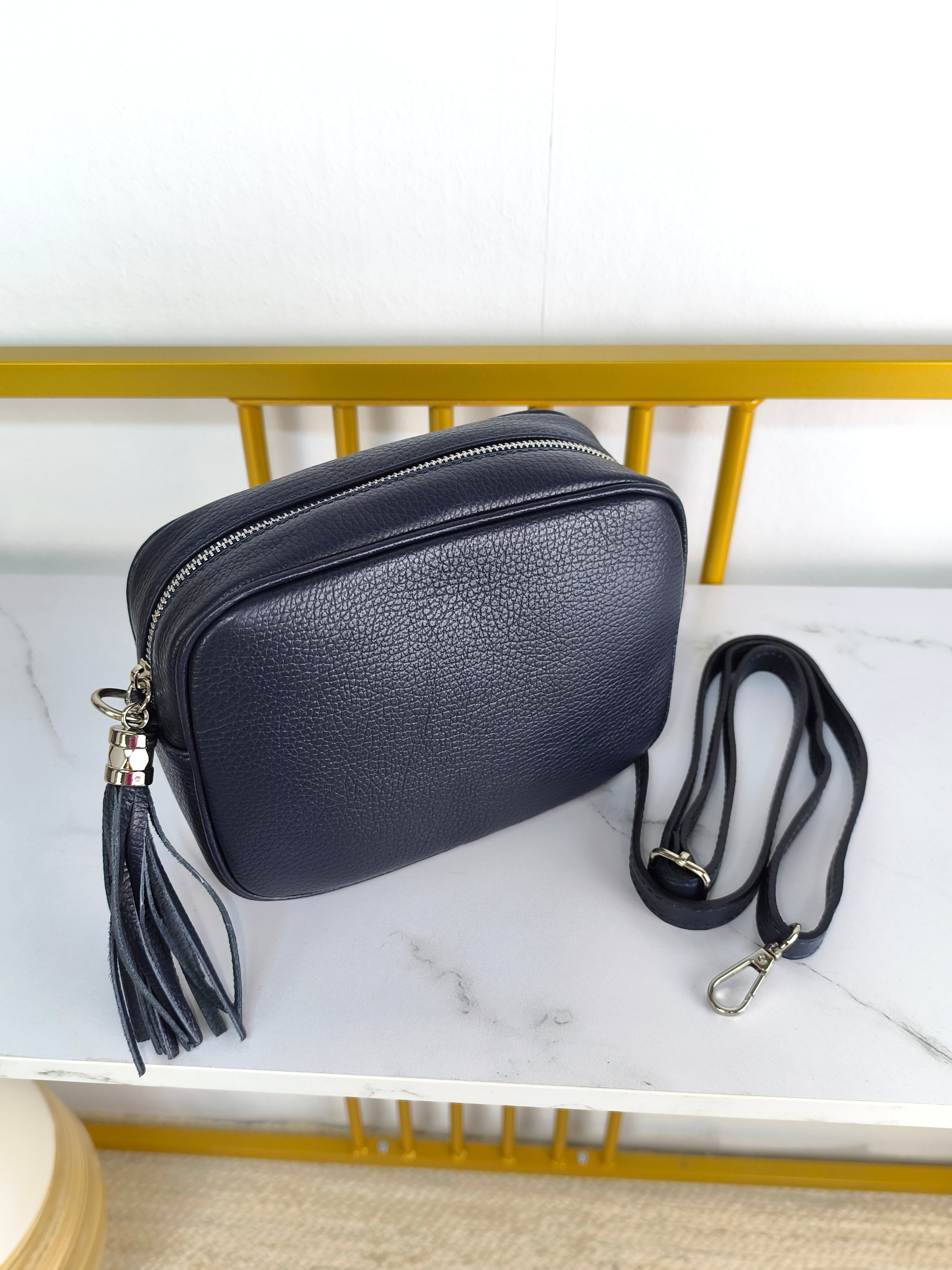 Kleine Umhängetasche aus Leder in marineblau