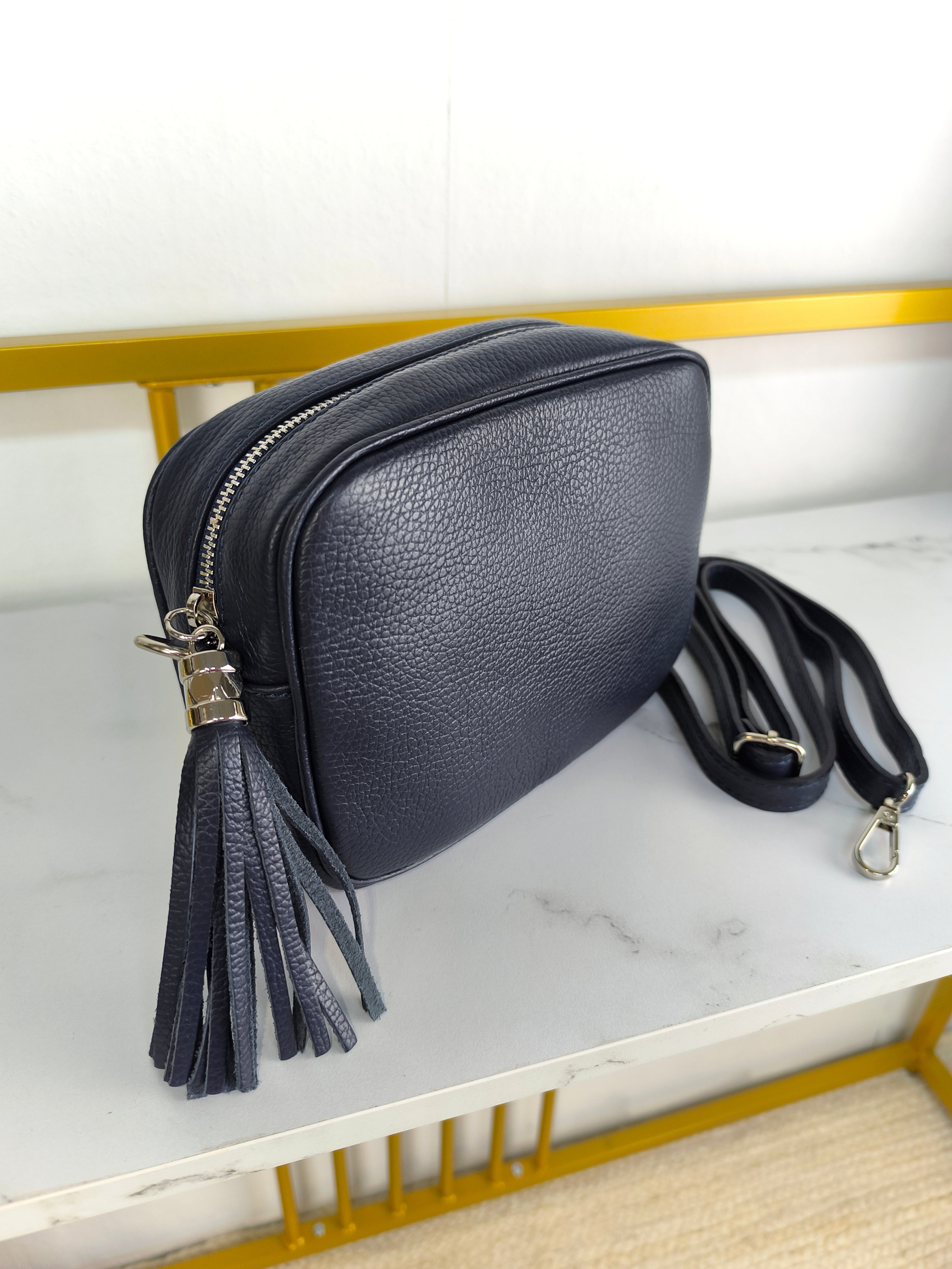 Kleine Umhängetasche aus Leder in marineblau