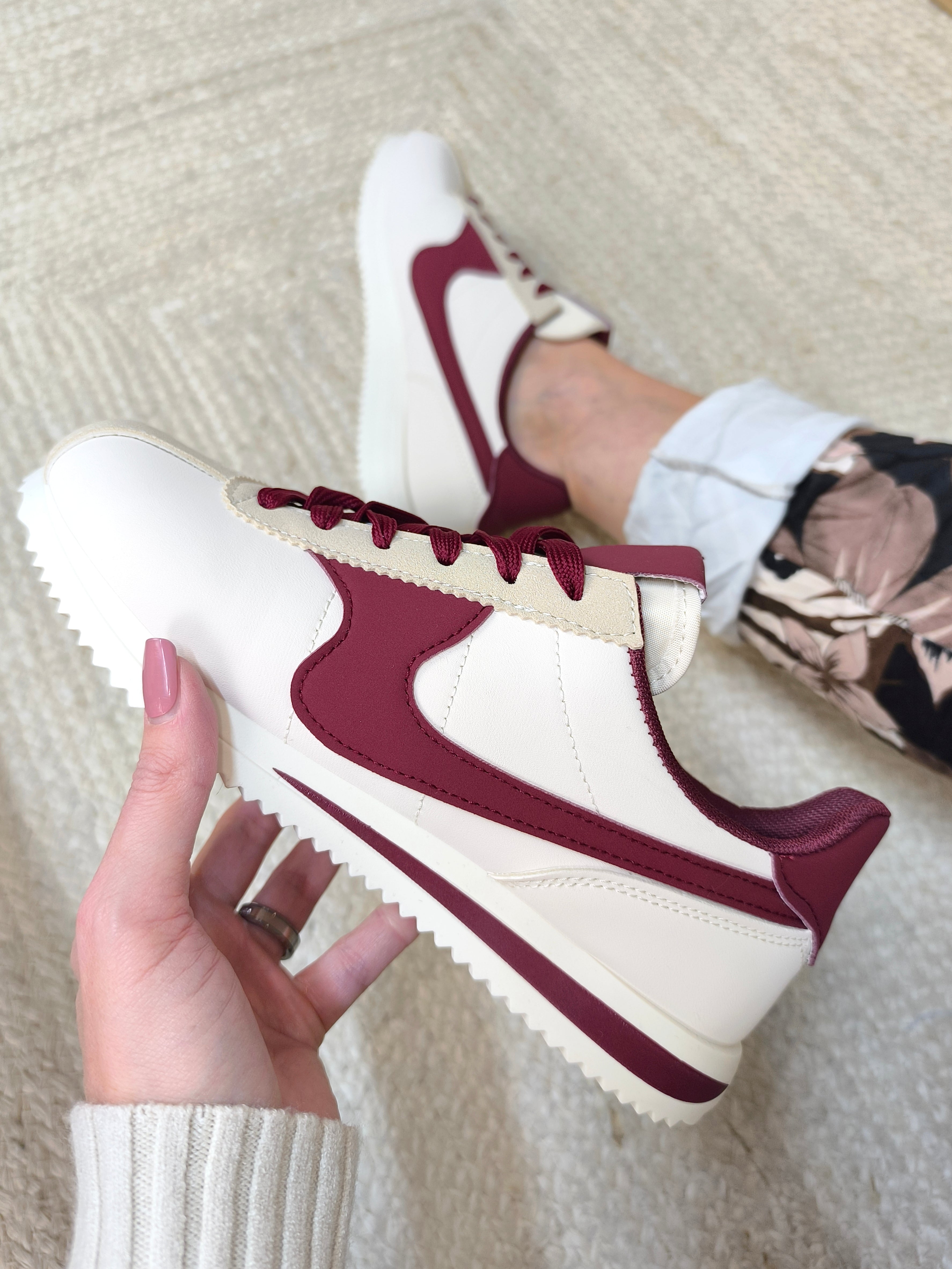 Sneaker beige/vino in den Größen 36-41