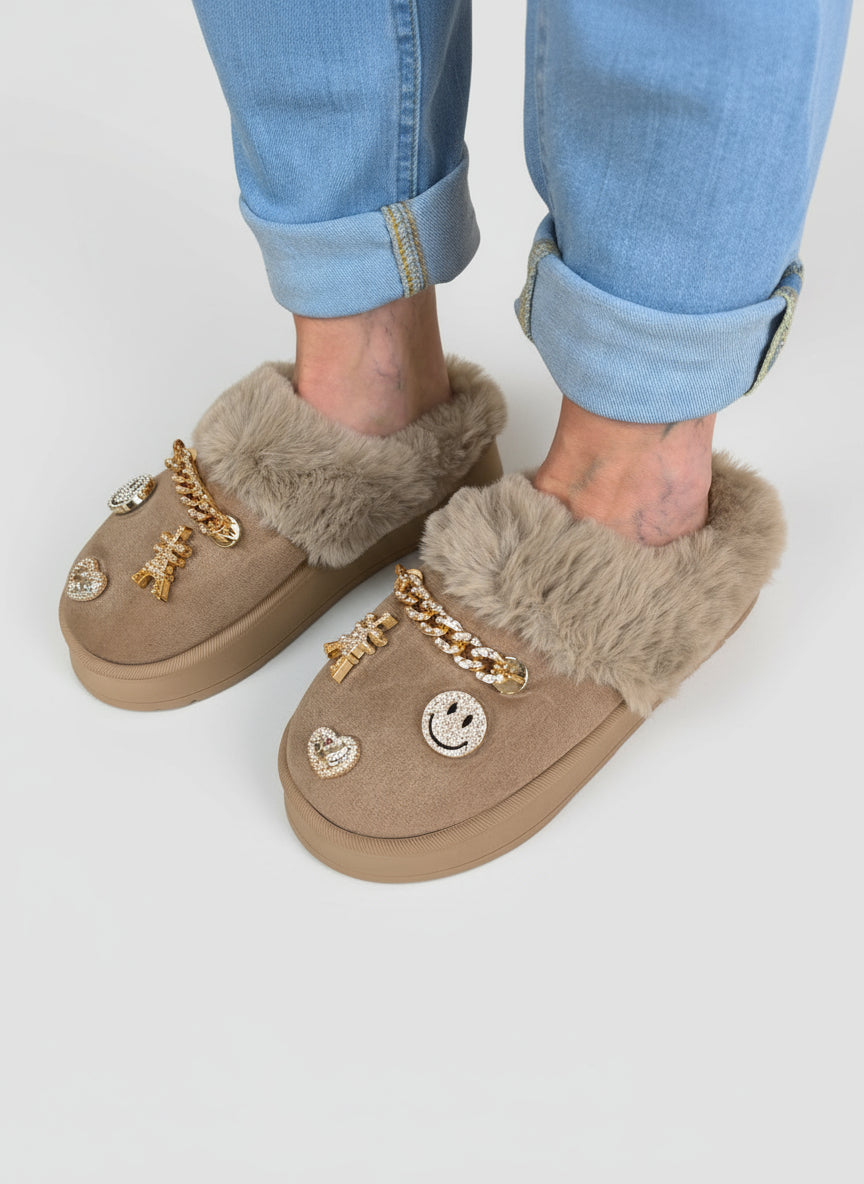 Hausschuhe mit Pins in 4 Farben