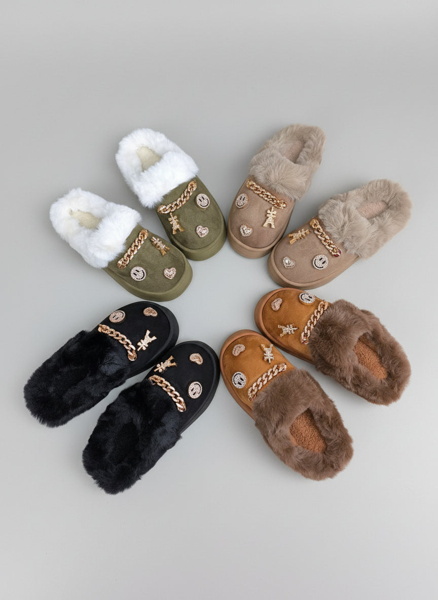 Hausschuhe mit Pins in 4 Farben