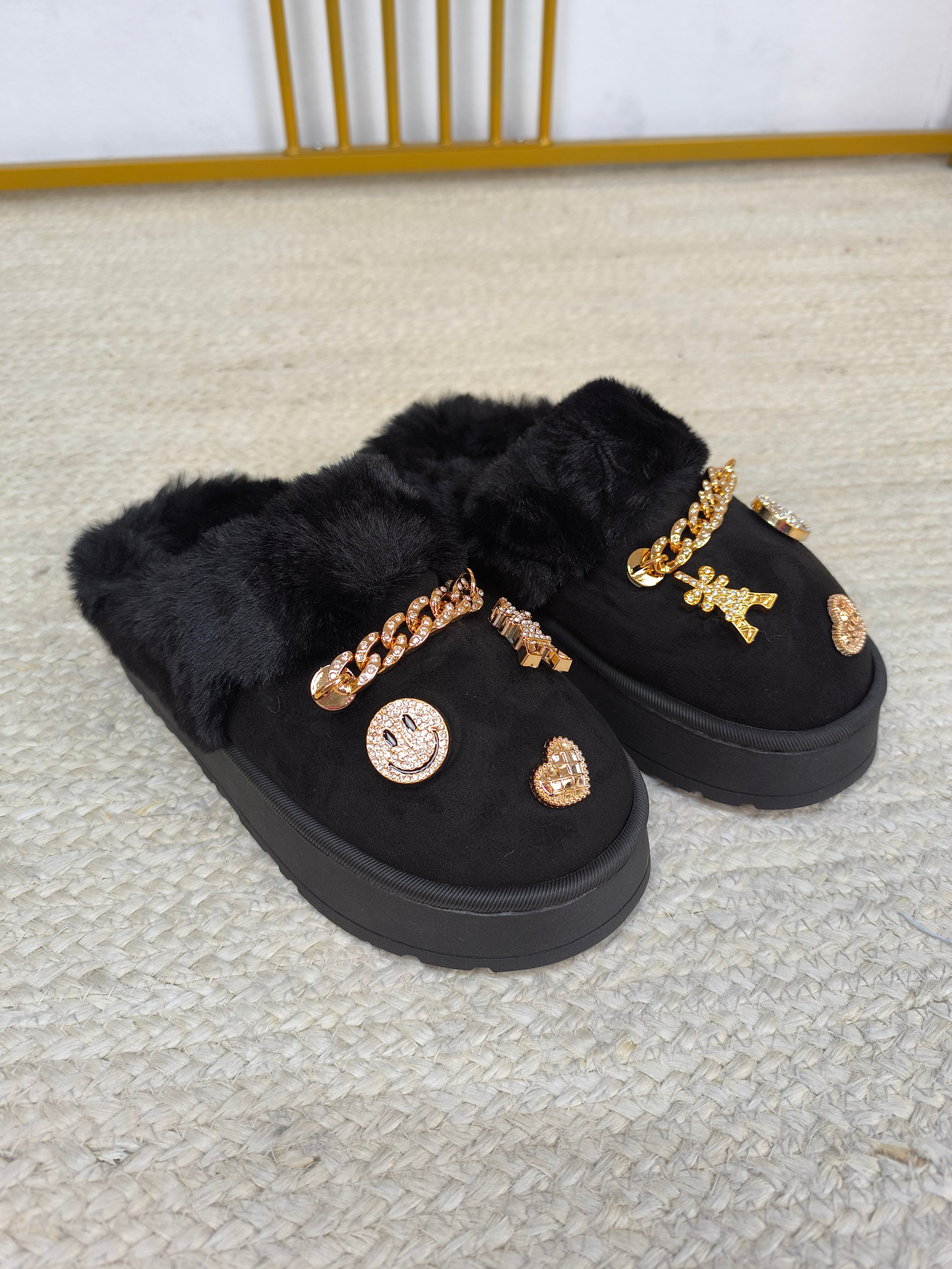 Hausschuhe mit Pins in 4 Farben