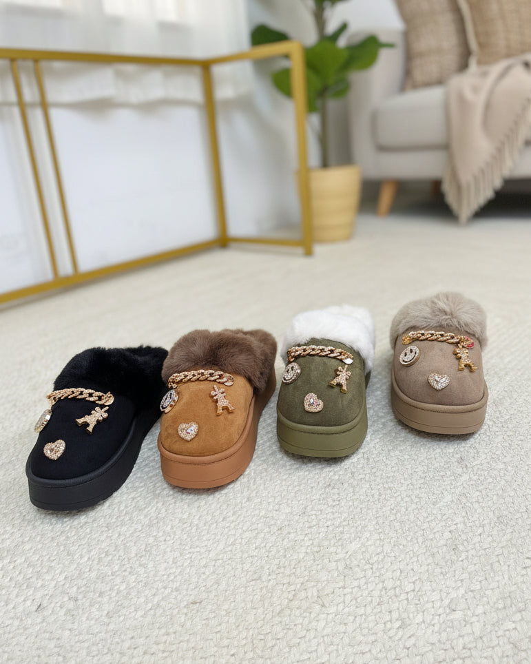 Hausschuhe mit Pins in 4 Farben