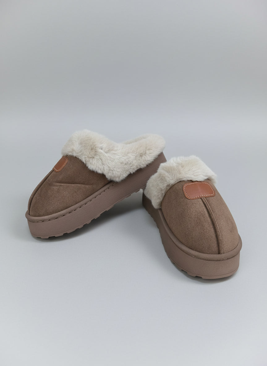 Hausschuhe in taupe (36-41)