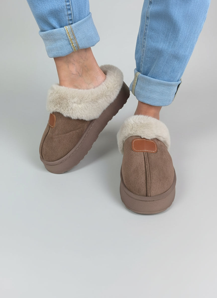 Hausschuhe in taupe (36-41)