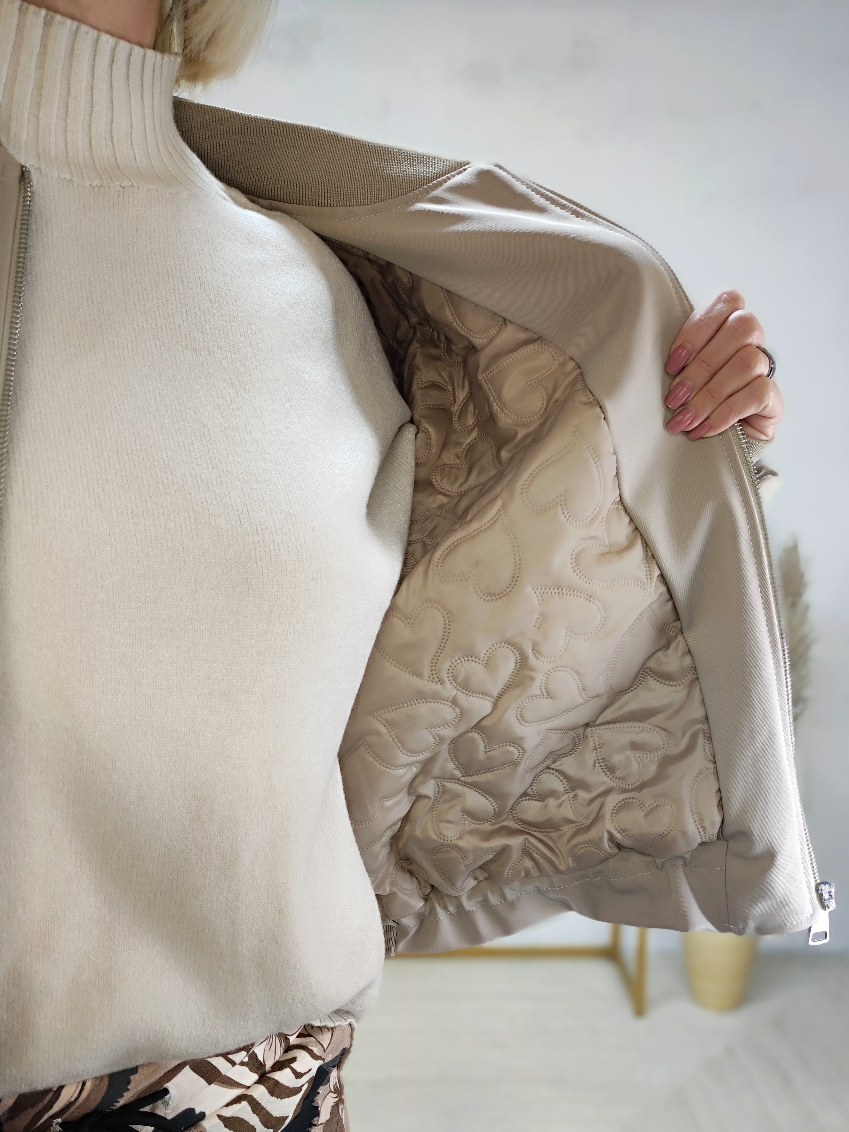 Warme Bomberjacke in beige (38-42)