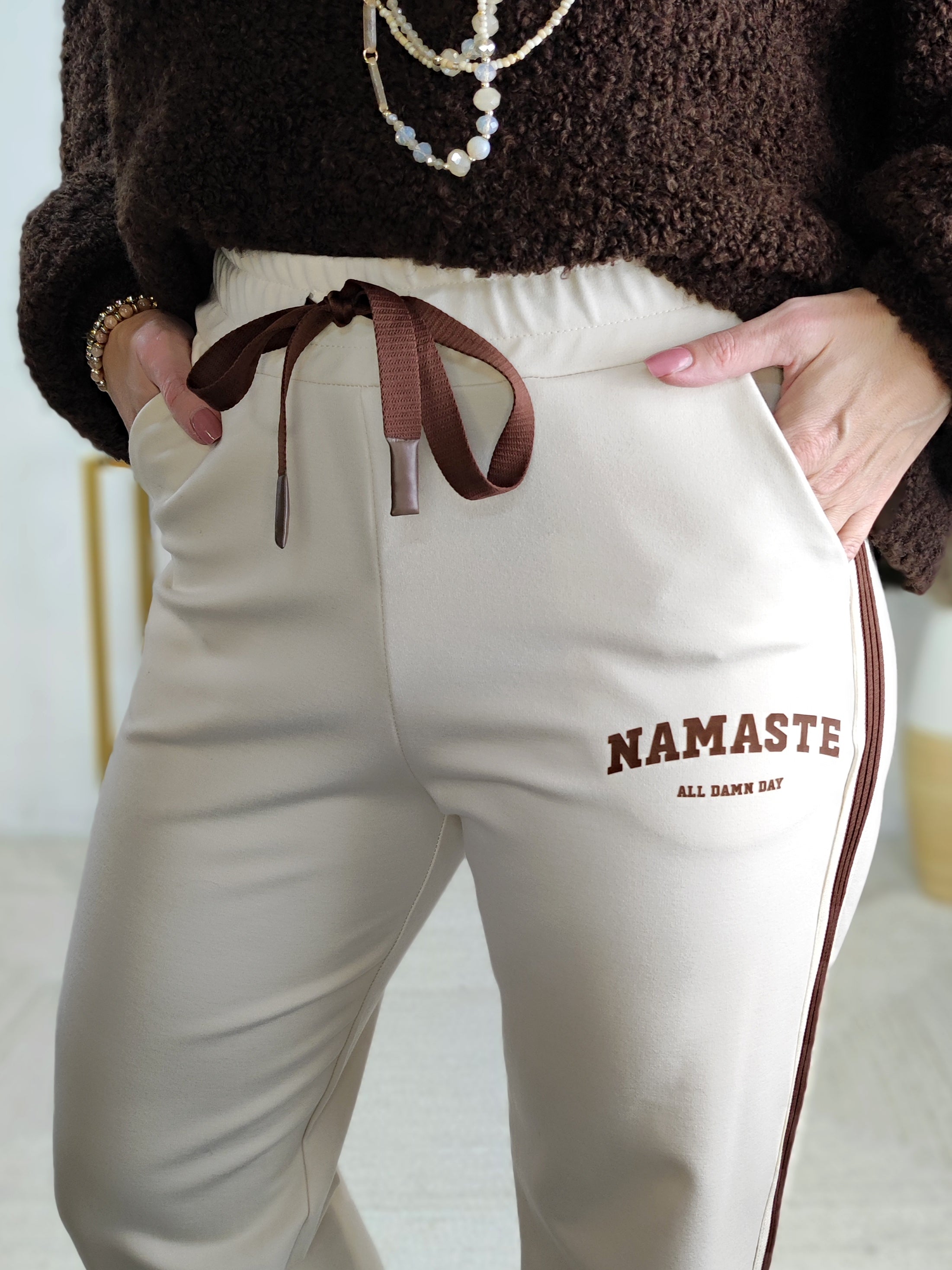 Bequeme Sweathose "Namaste" in creme (S & M)