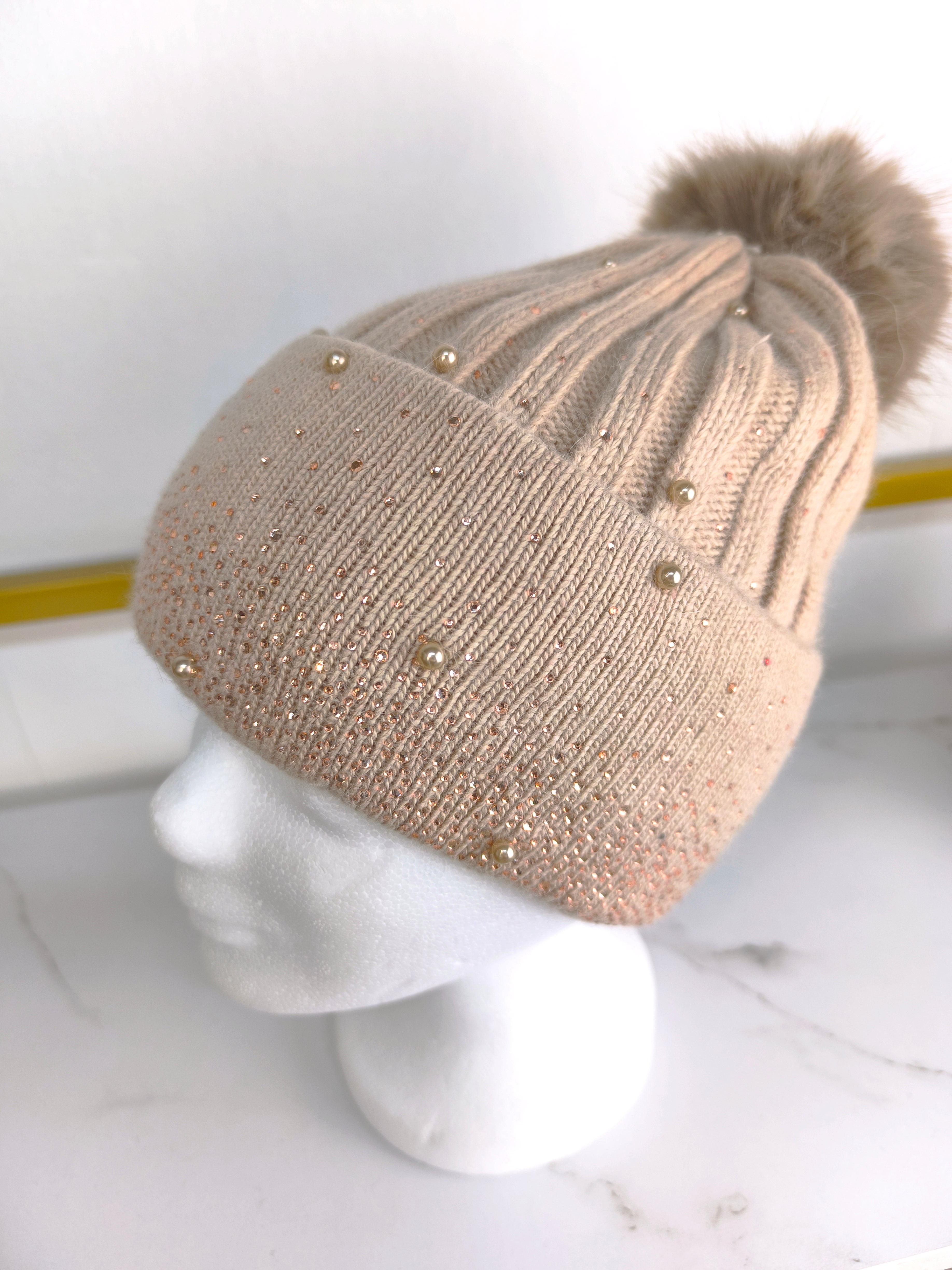 Wintermütze mit Bommel, Strass und Perlen in beige