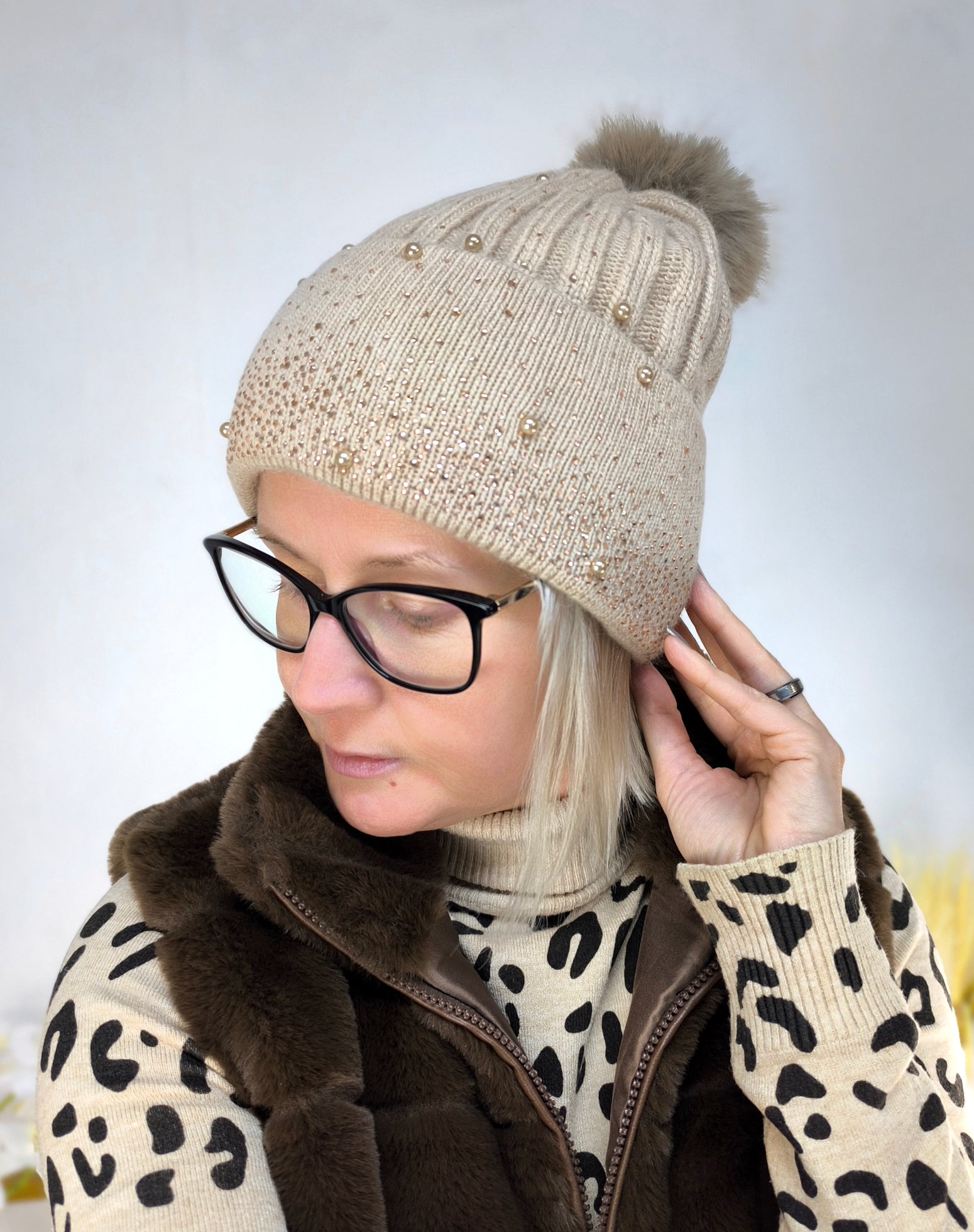 Wintermütze mit Bommel, Strass und Perlen in beige
