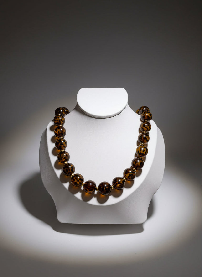 Braune Kette mit Leoperlen