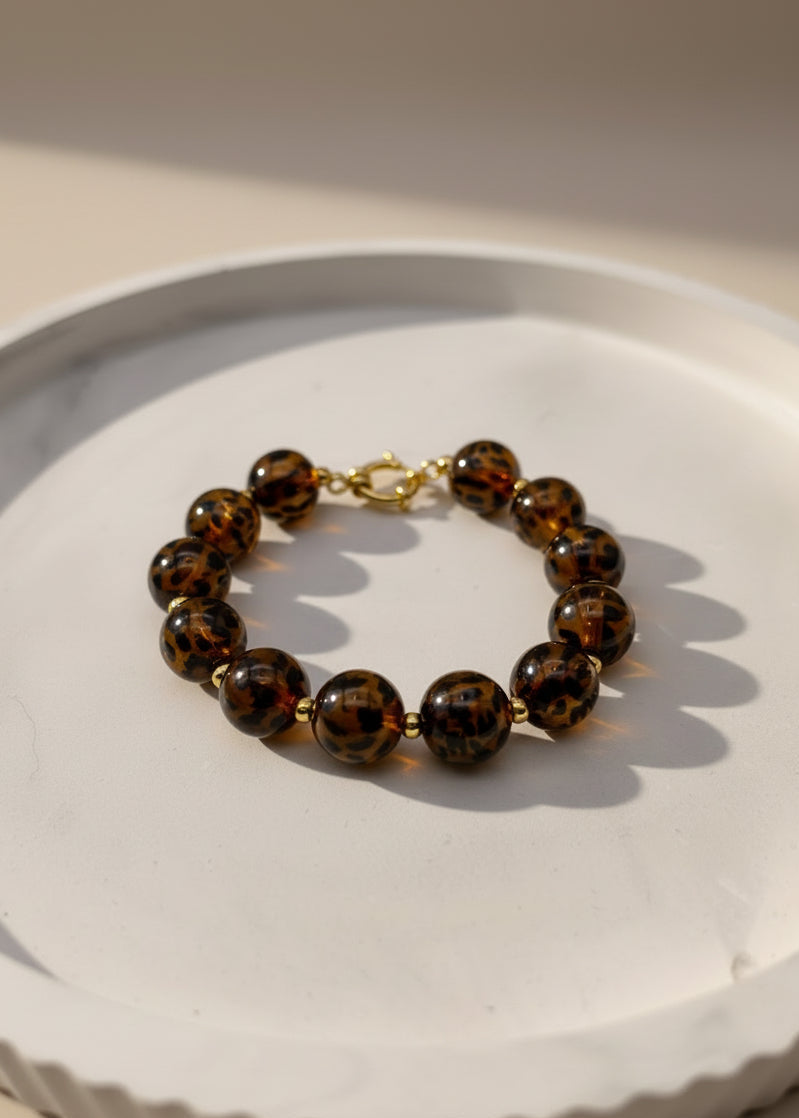 Braunes Armband mit Leoperlen