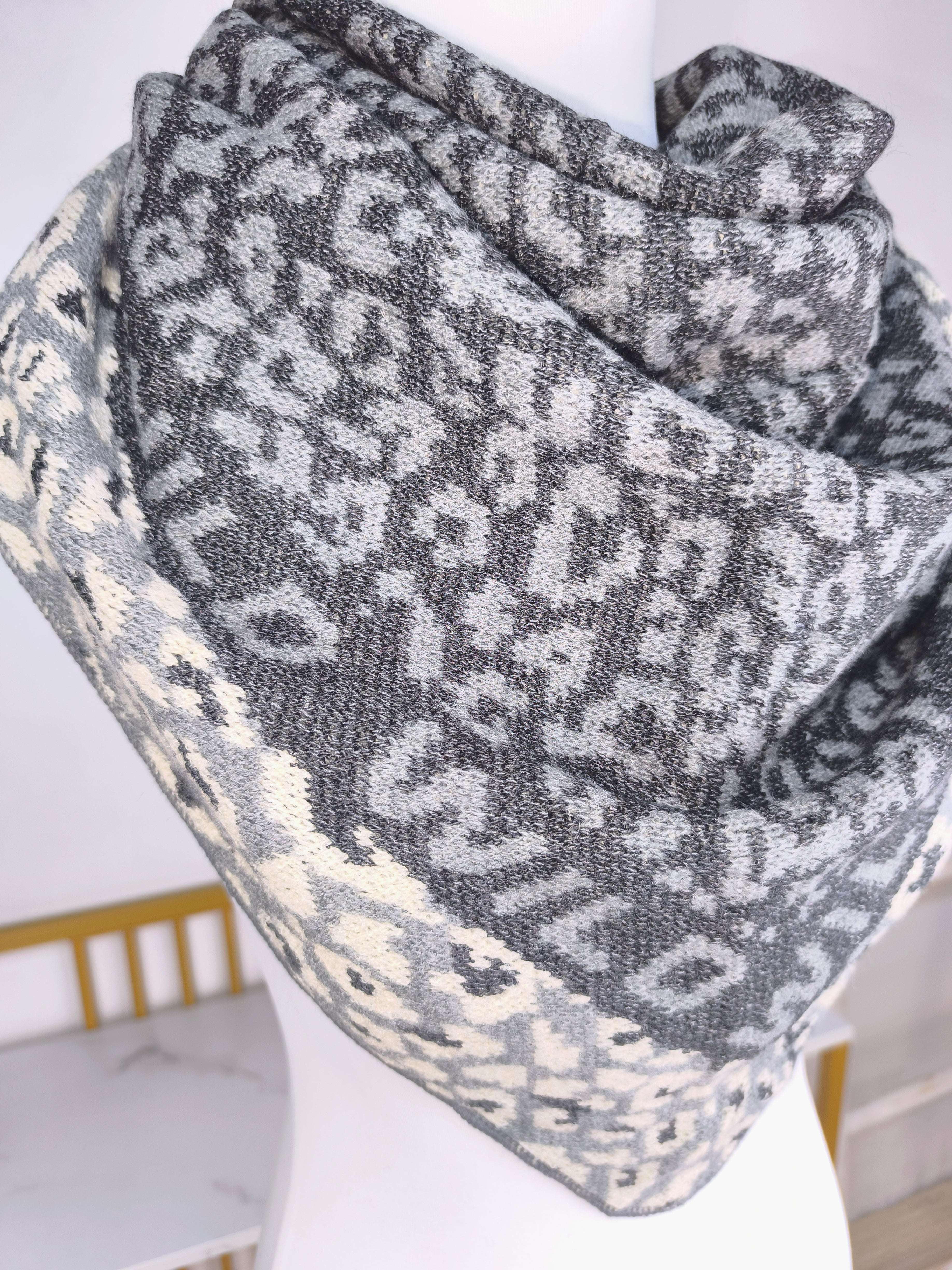 Wollschal/Dreieckschal "Wild" grau