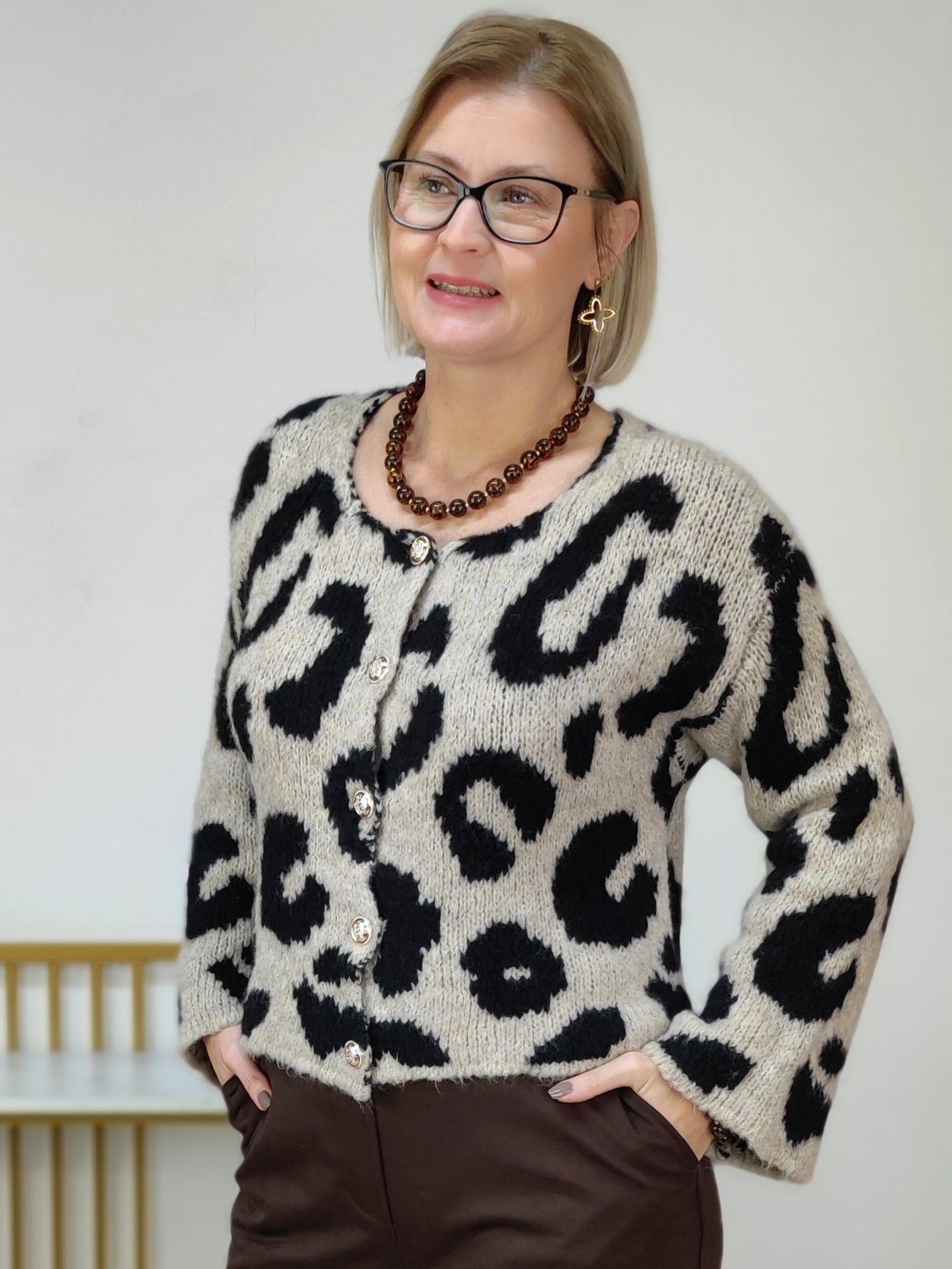 Kuschelige Strickjacke/Jackenpullover in dunkelbeige/schwarz (36-42)