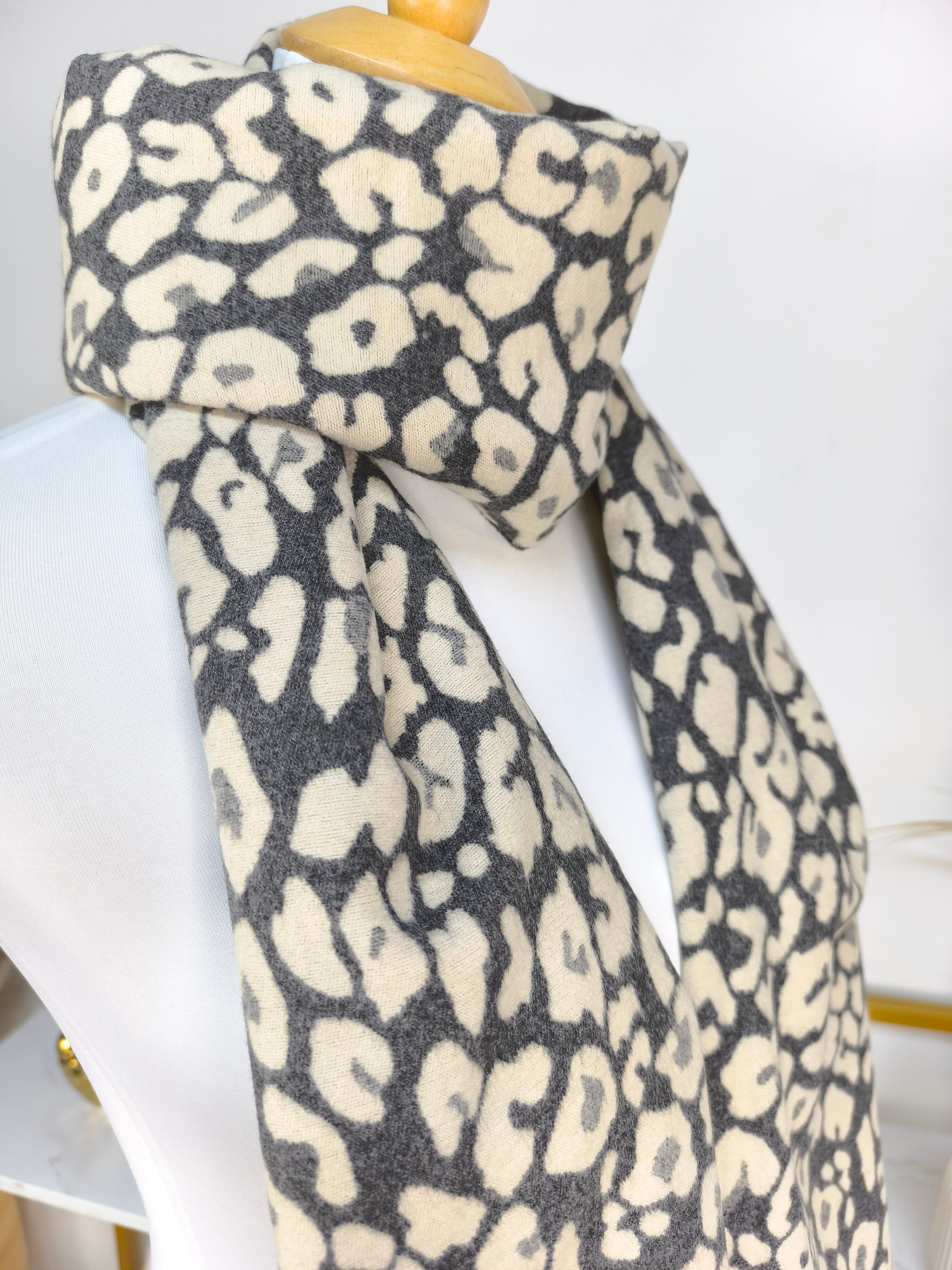 Weicher Kuschelschal in grau/beige mit Leo Musterung