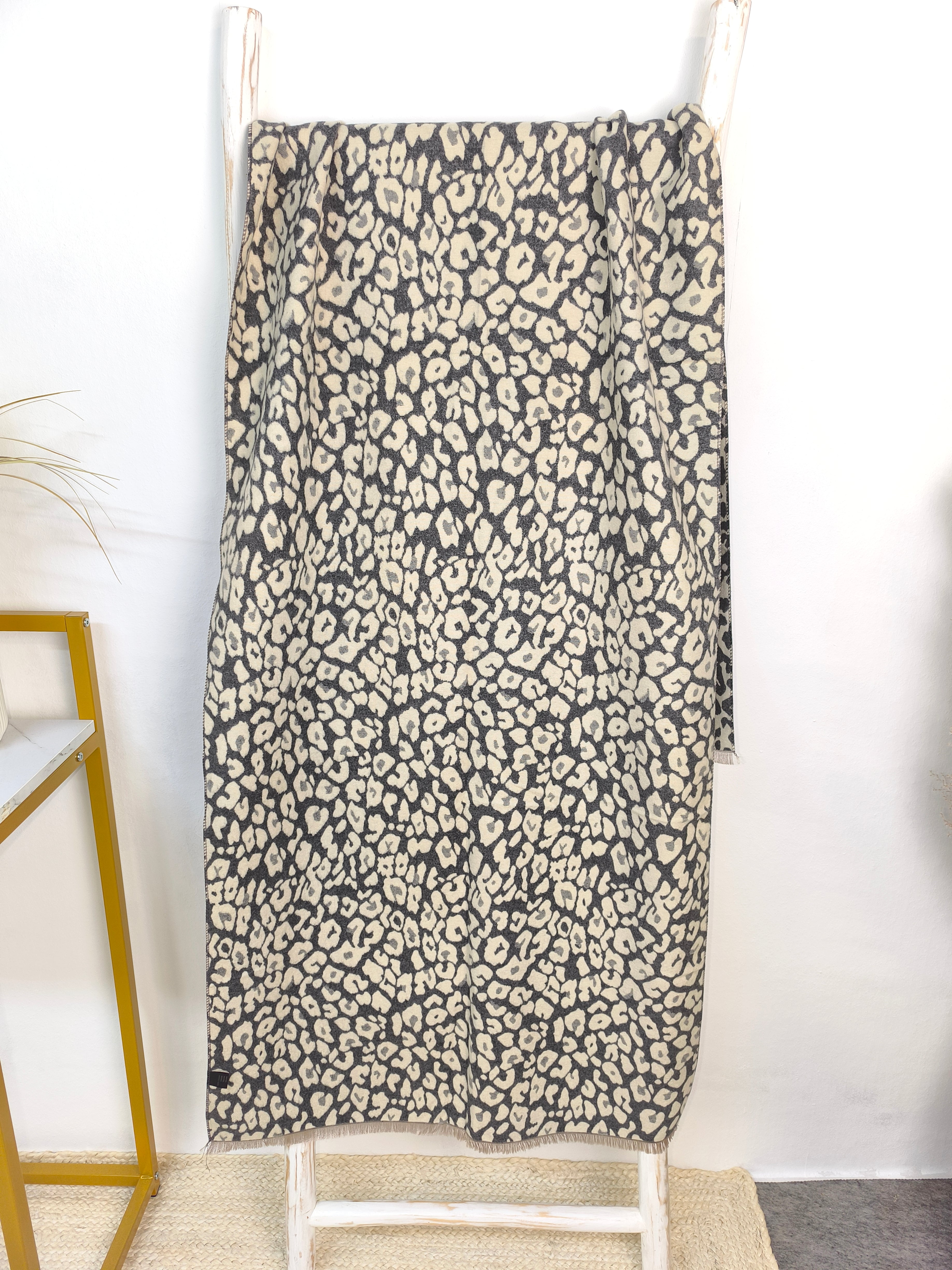 Weicher Kuschelschal in grau/beige mit Leo Musterung