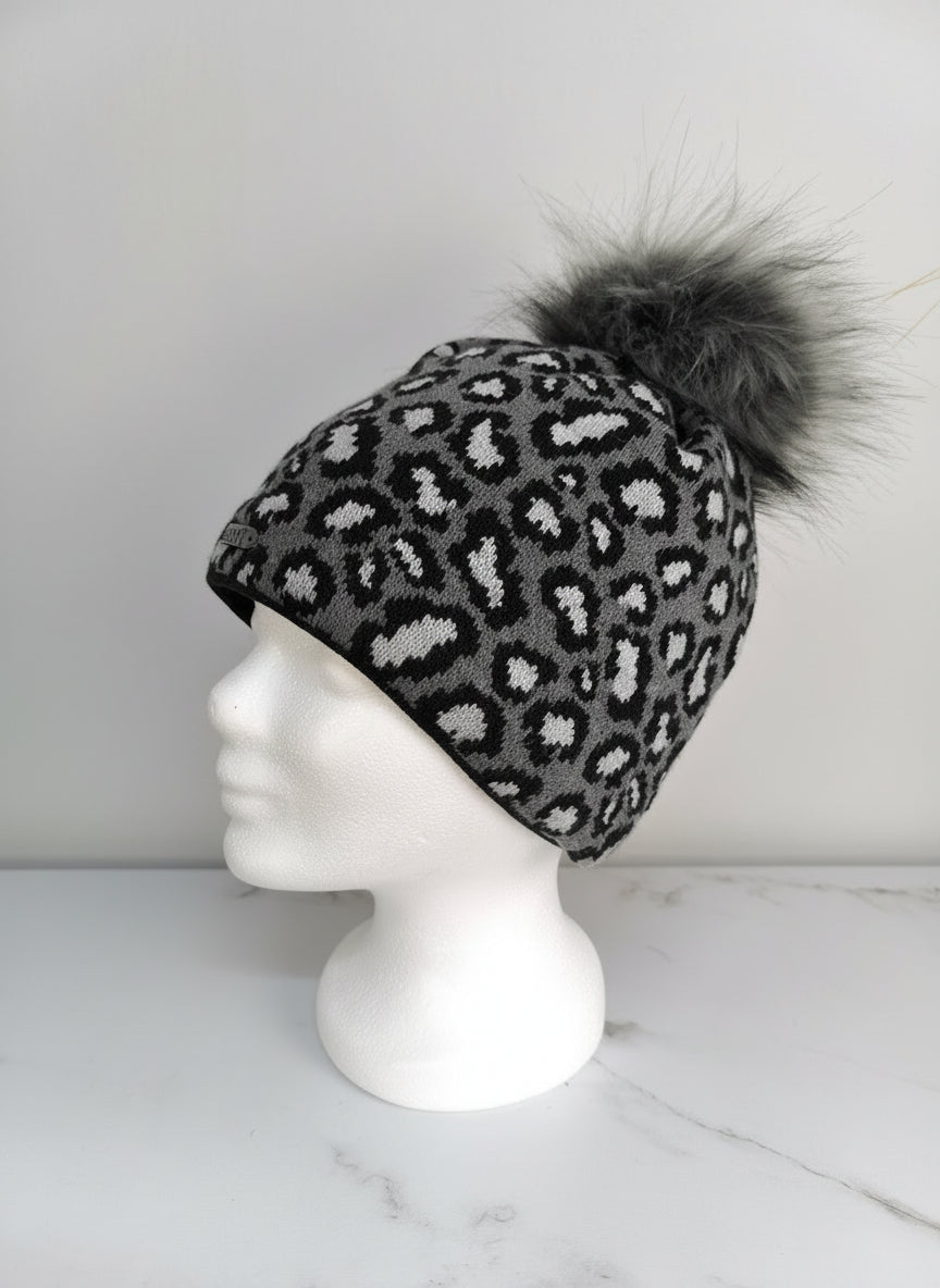 Wintermütze mit Bommel im Leo Design grau/schwarz