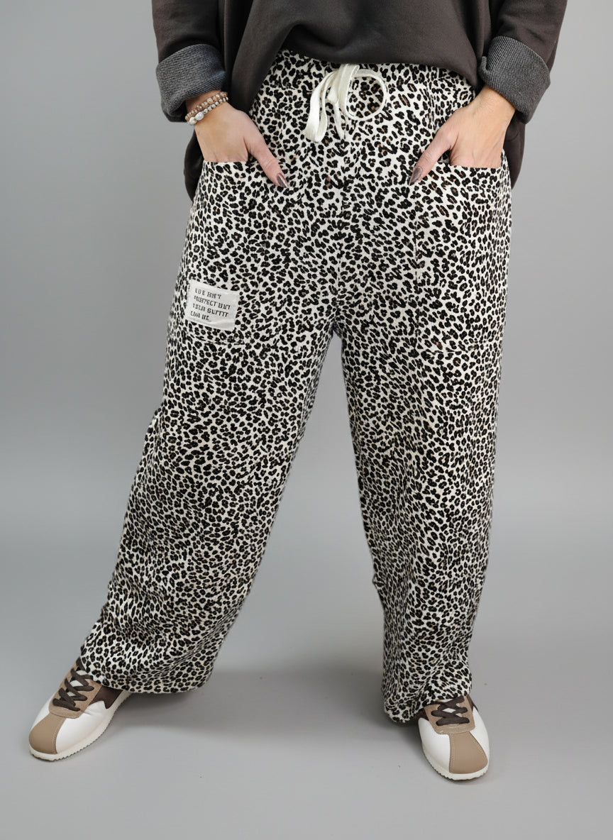 Bequeme Stoffhose im Leo Design in beige (38-42/44)