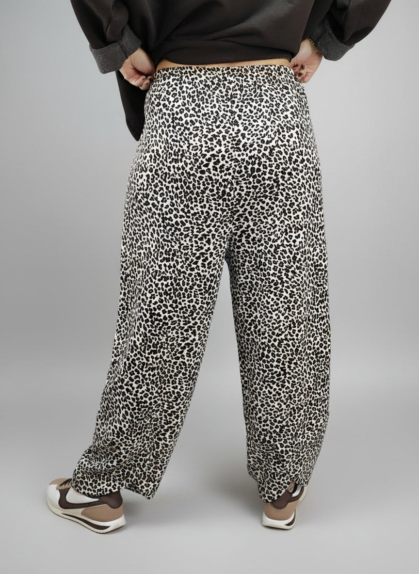 Bequeme Stoffhose im Leo Design in beige (38-42/44)