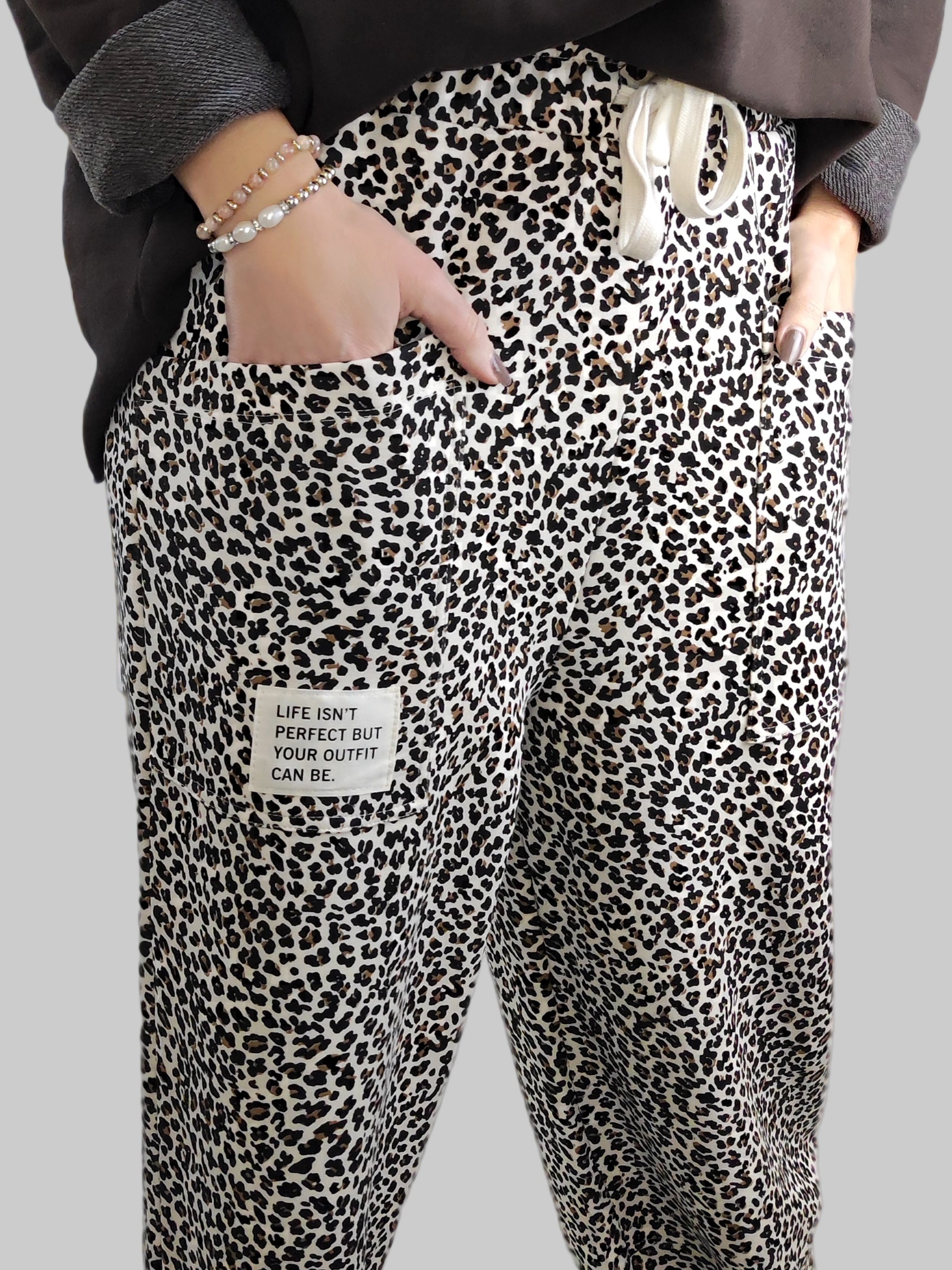 Bequeme Stoffhose im Leo Design in beige (38-42/44)