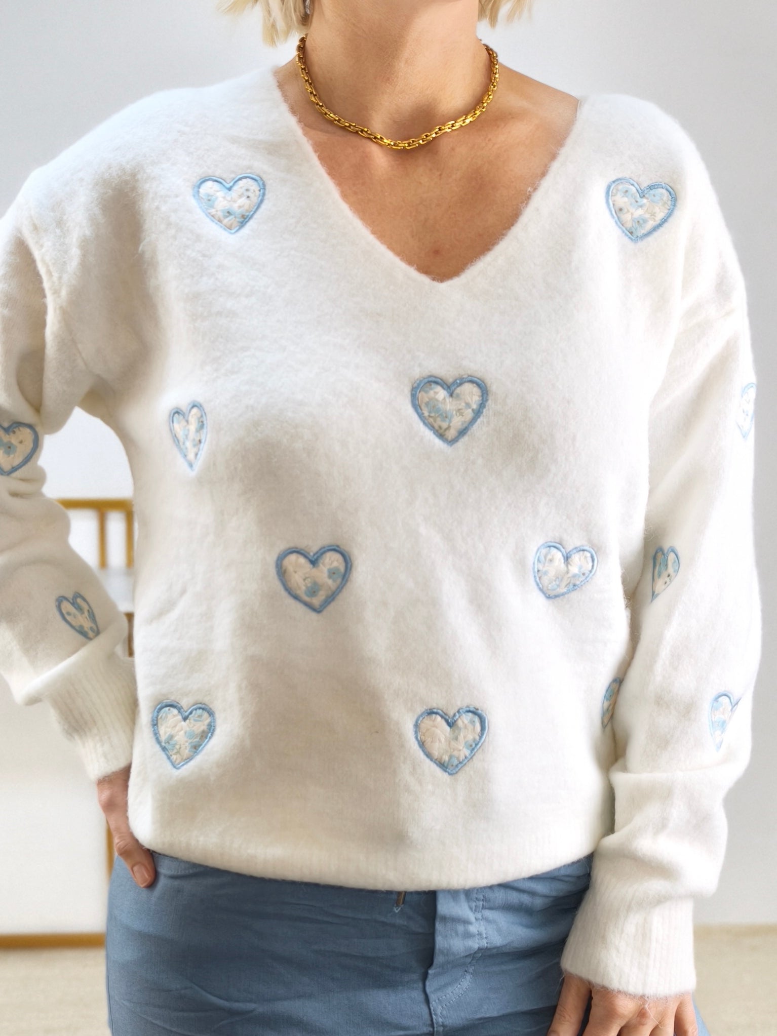 Pulli mit Stickereien in weiss/hellblau (36-42)