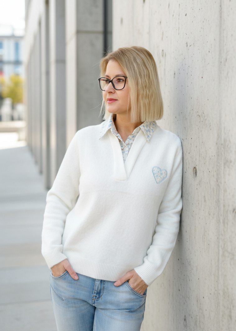 Pulllover weiss mit Blusenkragen und Stickerei in hellblau (36-42)