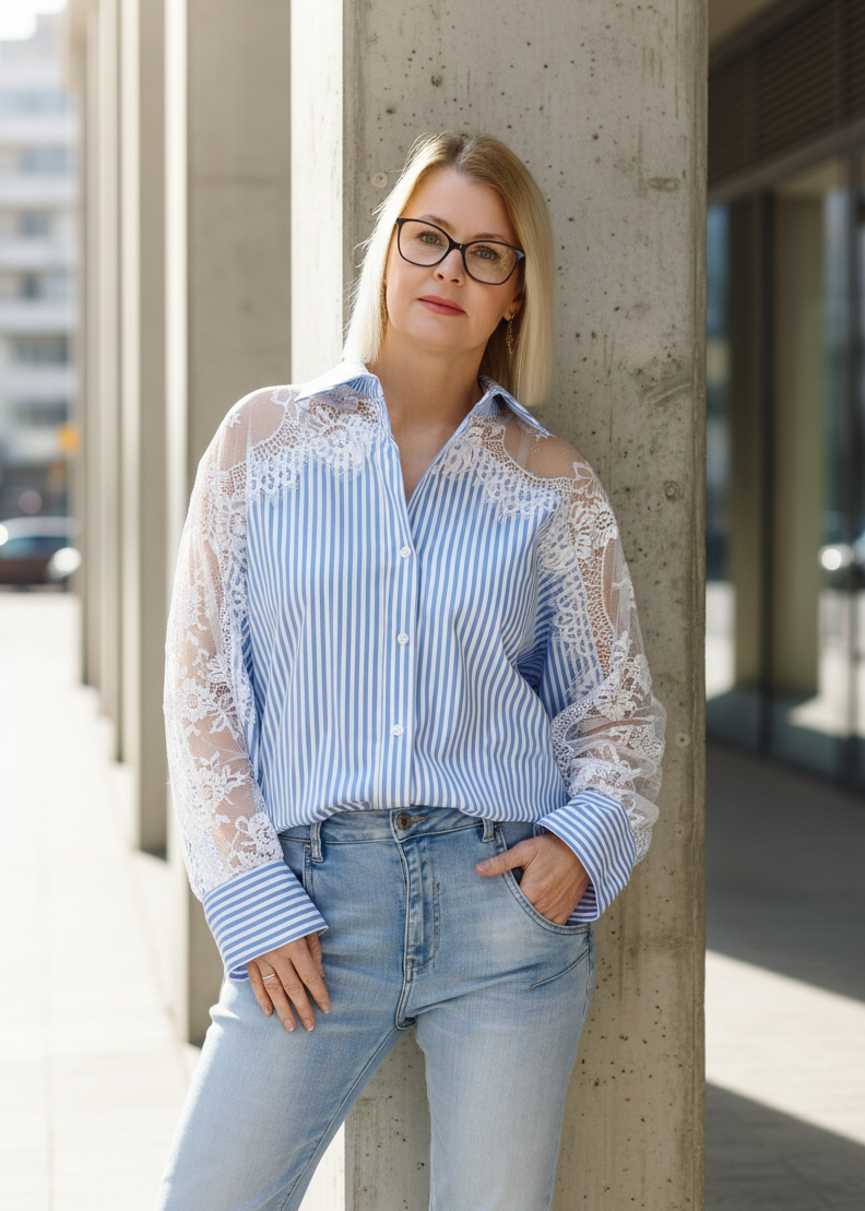 Gestreifte Bluse mit Spitze in hellblau/weiss (38-44)