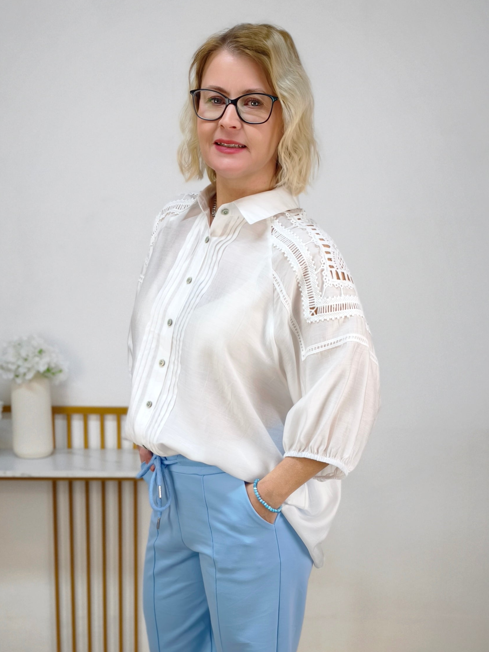 Weisse Bluse mit schönen Details (40-44)