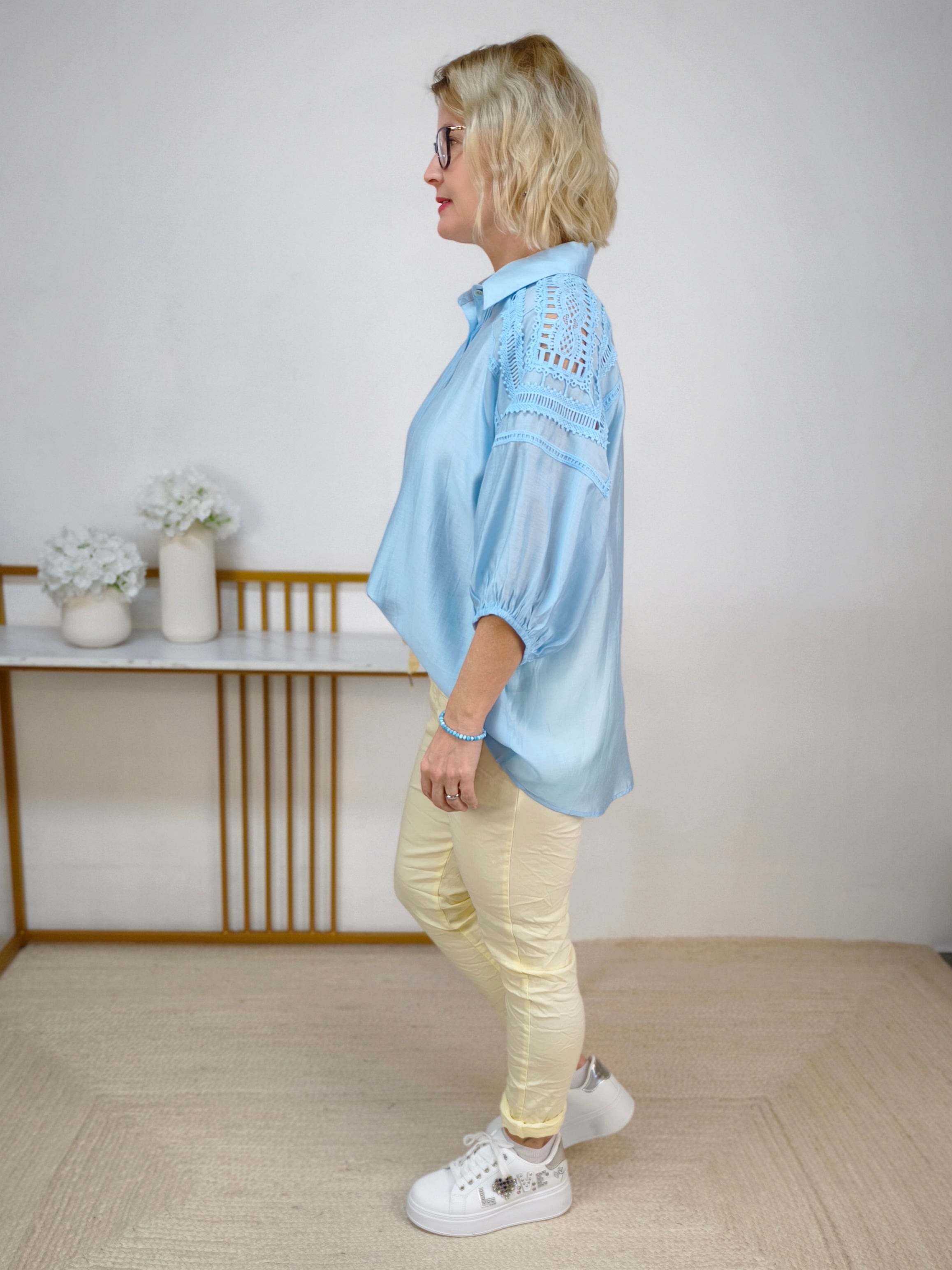 Hellblaue Bluse mit schönen Details (40-44)