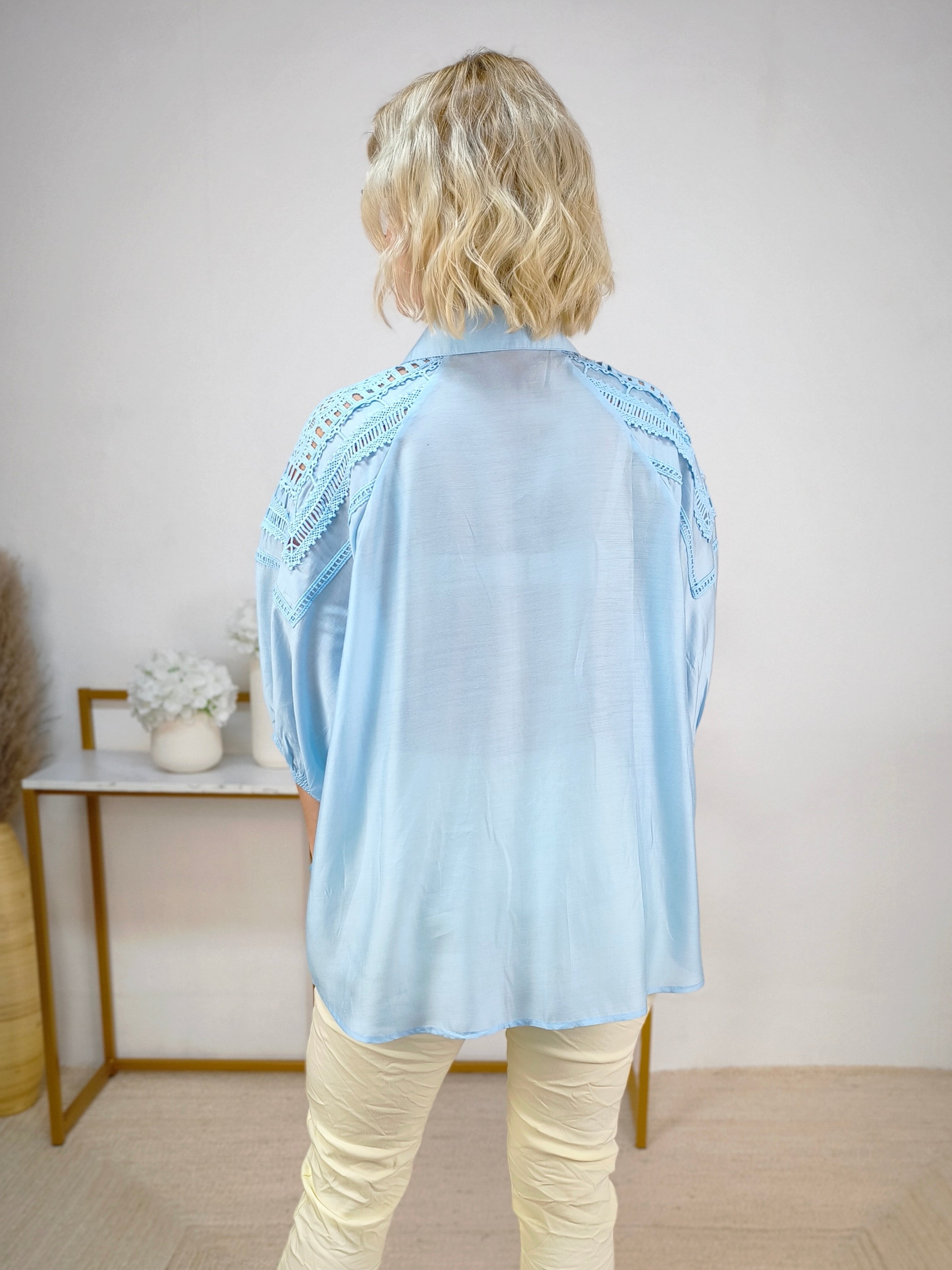 Hellblaue Bluse mit schönen Details (40-44)