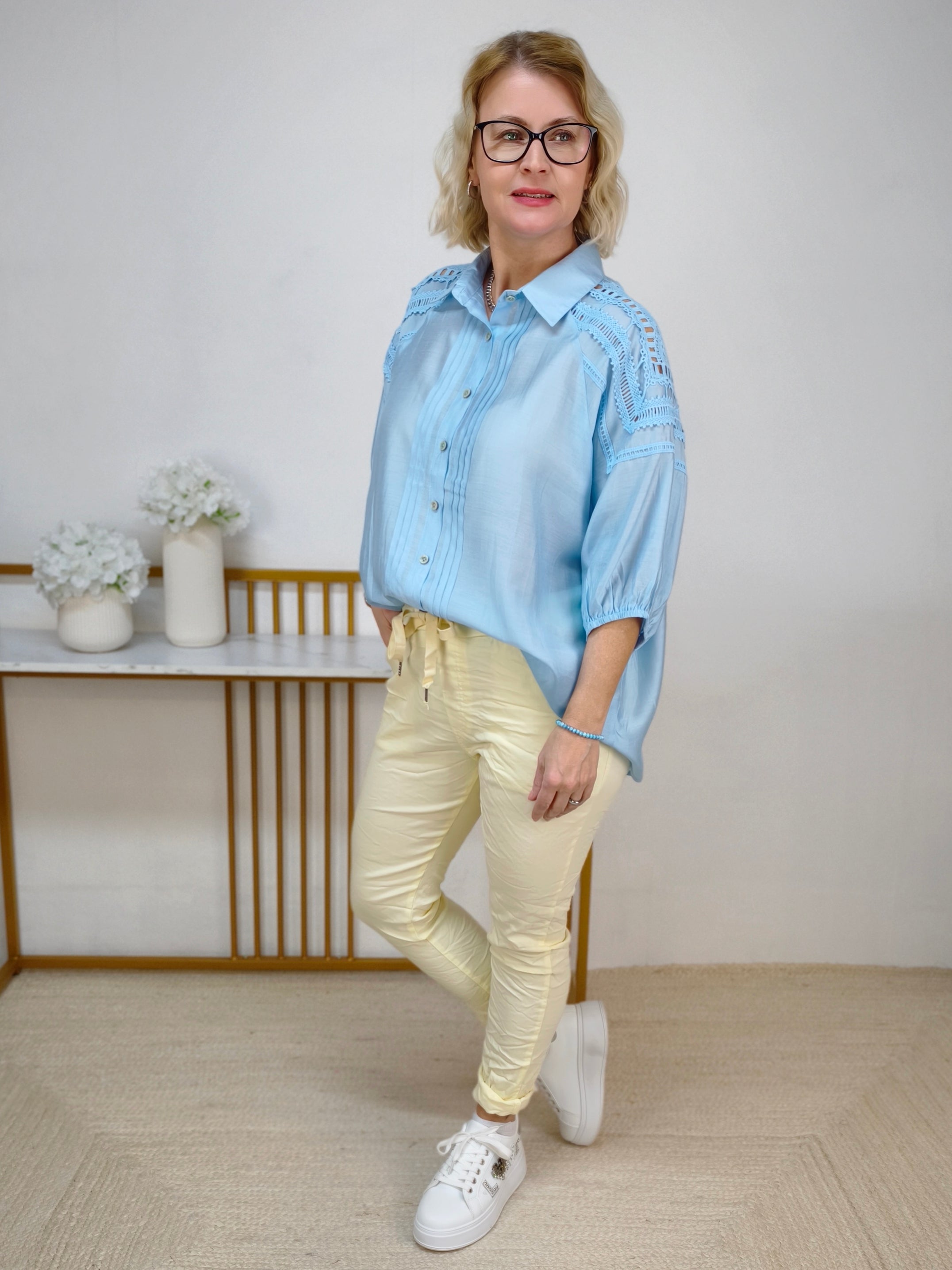 Hellblaue Bluse mit schönen Details (40-44)