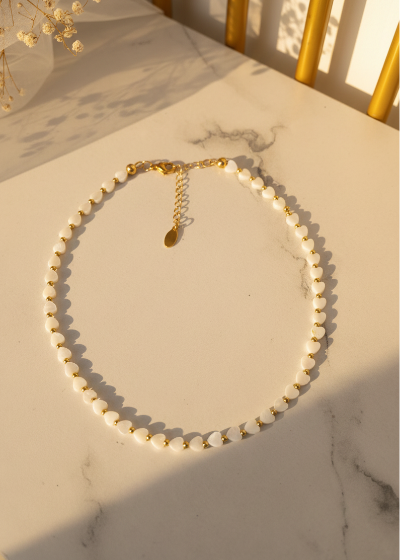 Perlmuttkette mit Herzen und goldenen Elementen