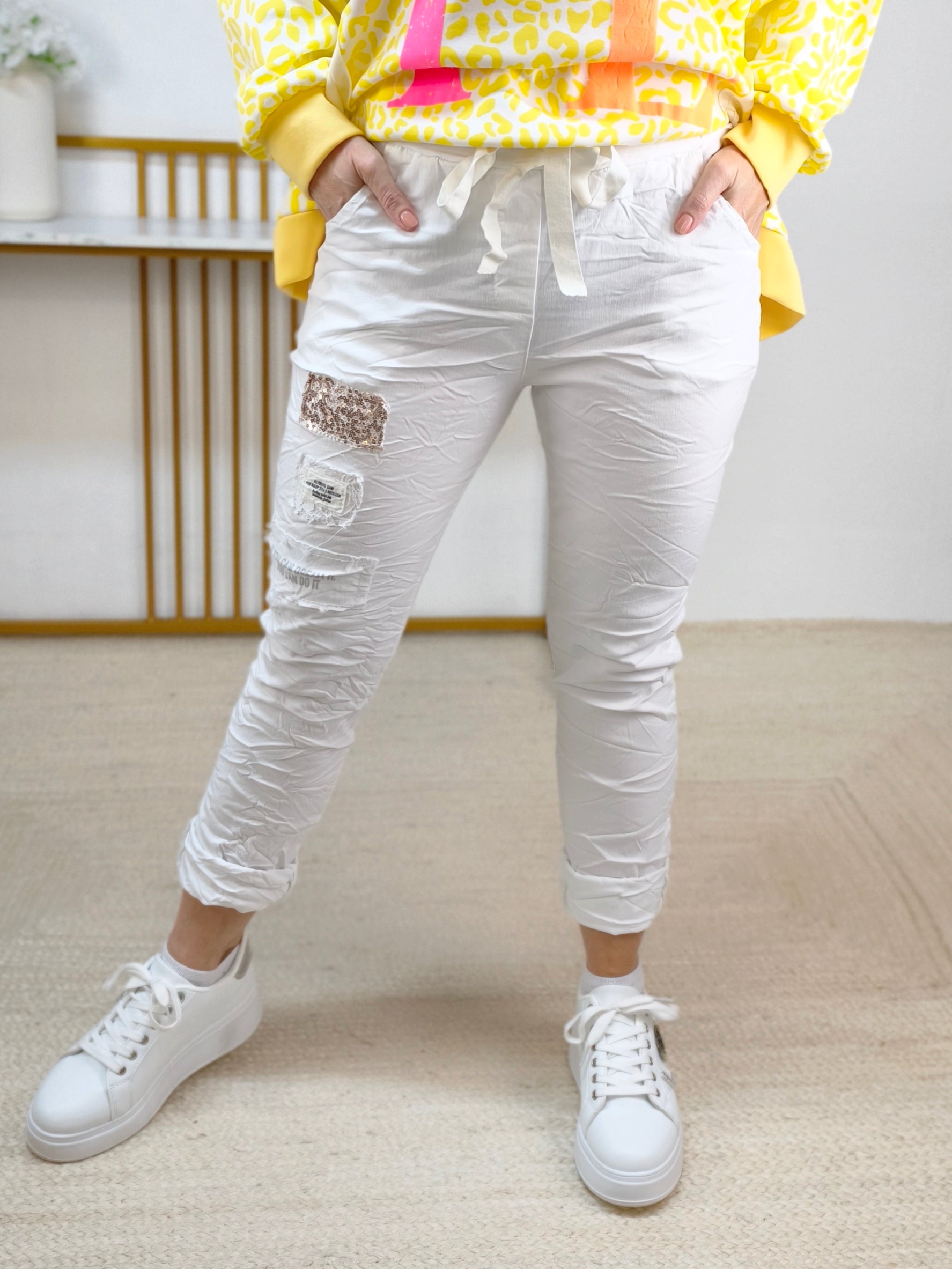 Stretchhose/Joggpant weiss mit Applikationen (36-42)