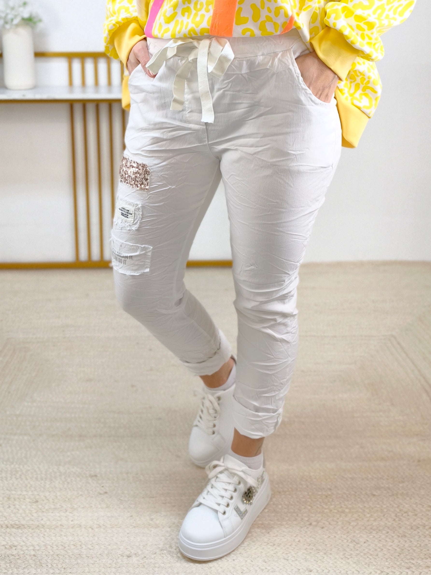 Stretchhose/Joggpant weiss mit Applikationen (36-42)