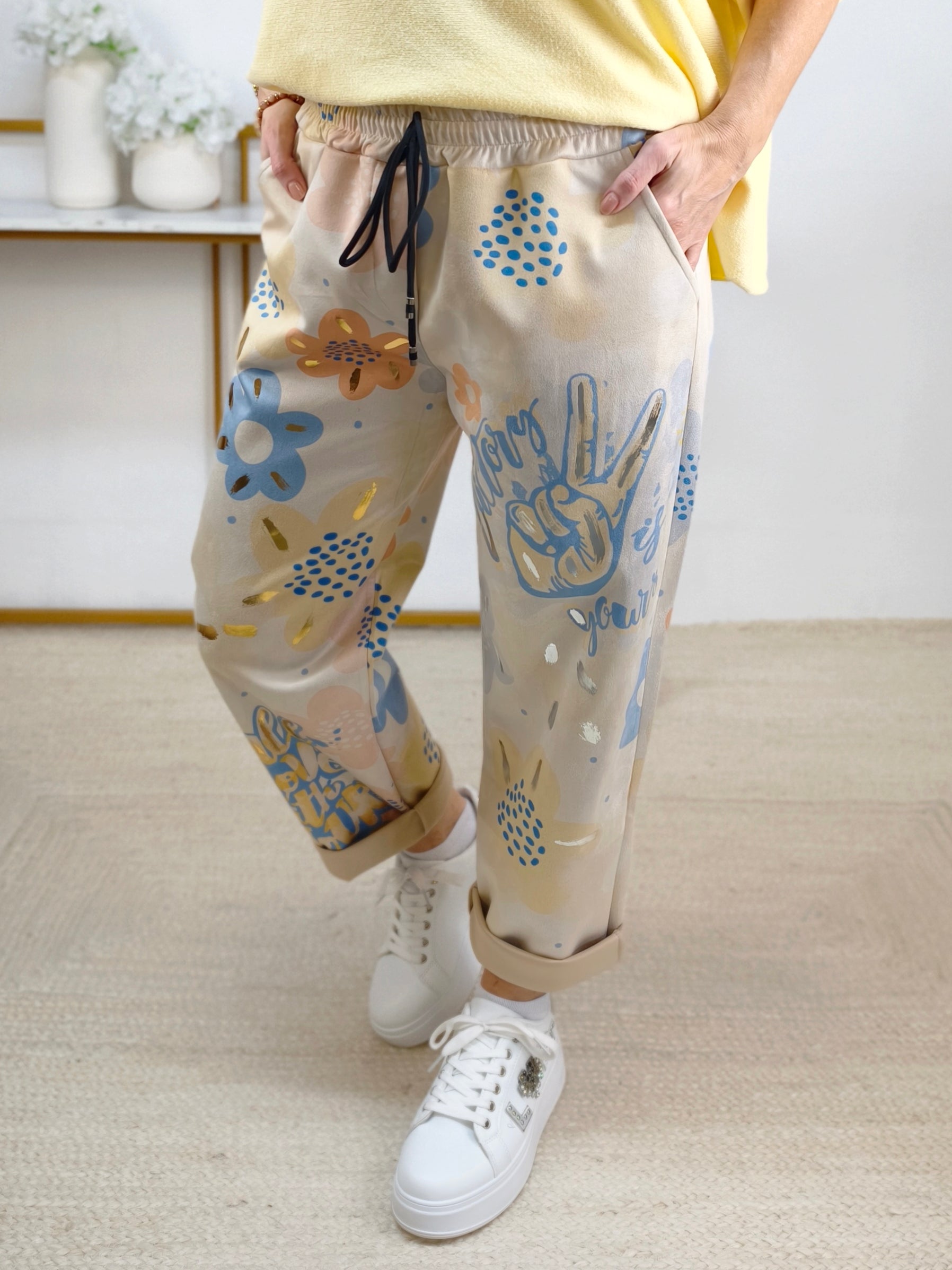 Bequeme Stoffhose beige mit coolem Druck G (38-42/44)