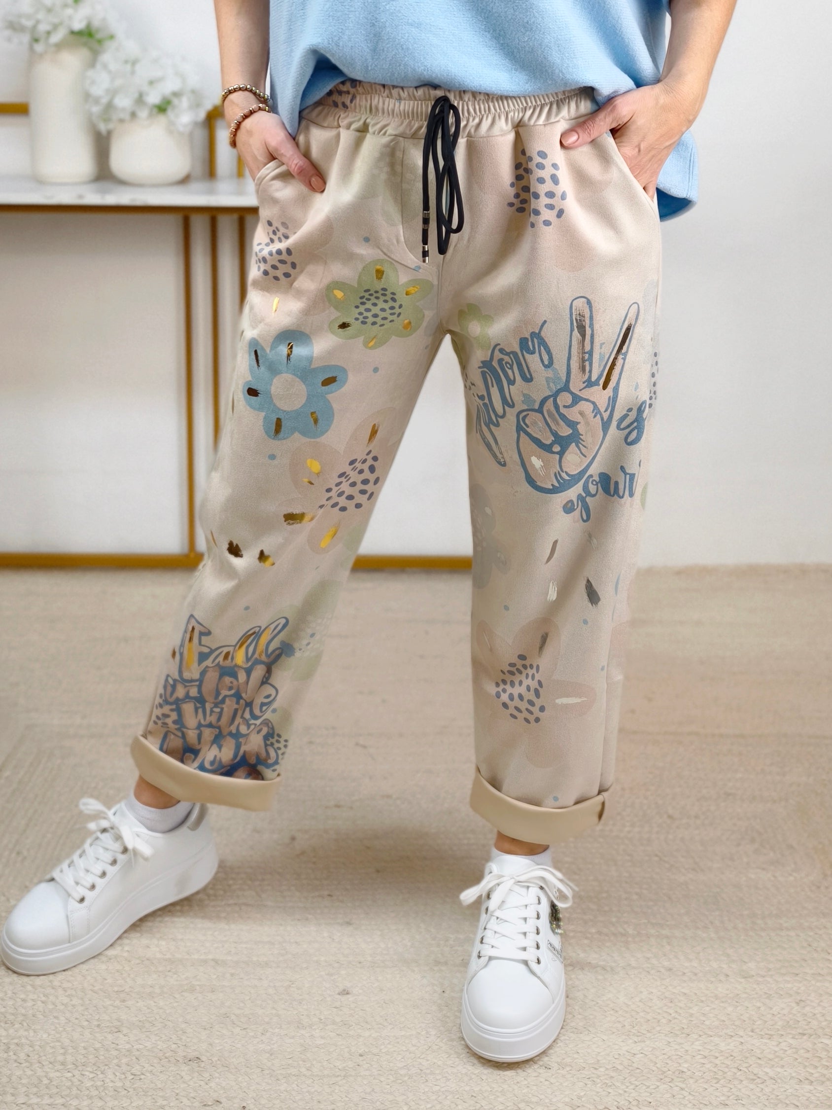 Bequeme Stoffhose in beige mit coolem Druck B (38-42/44)