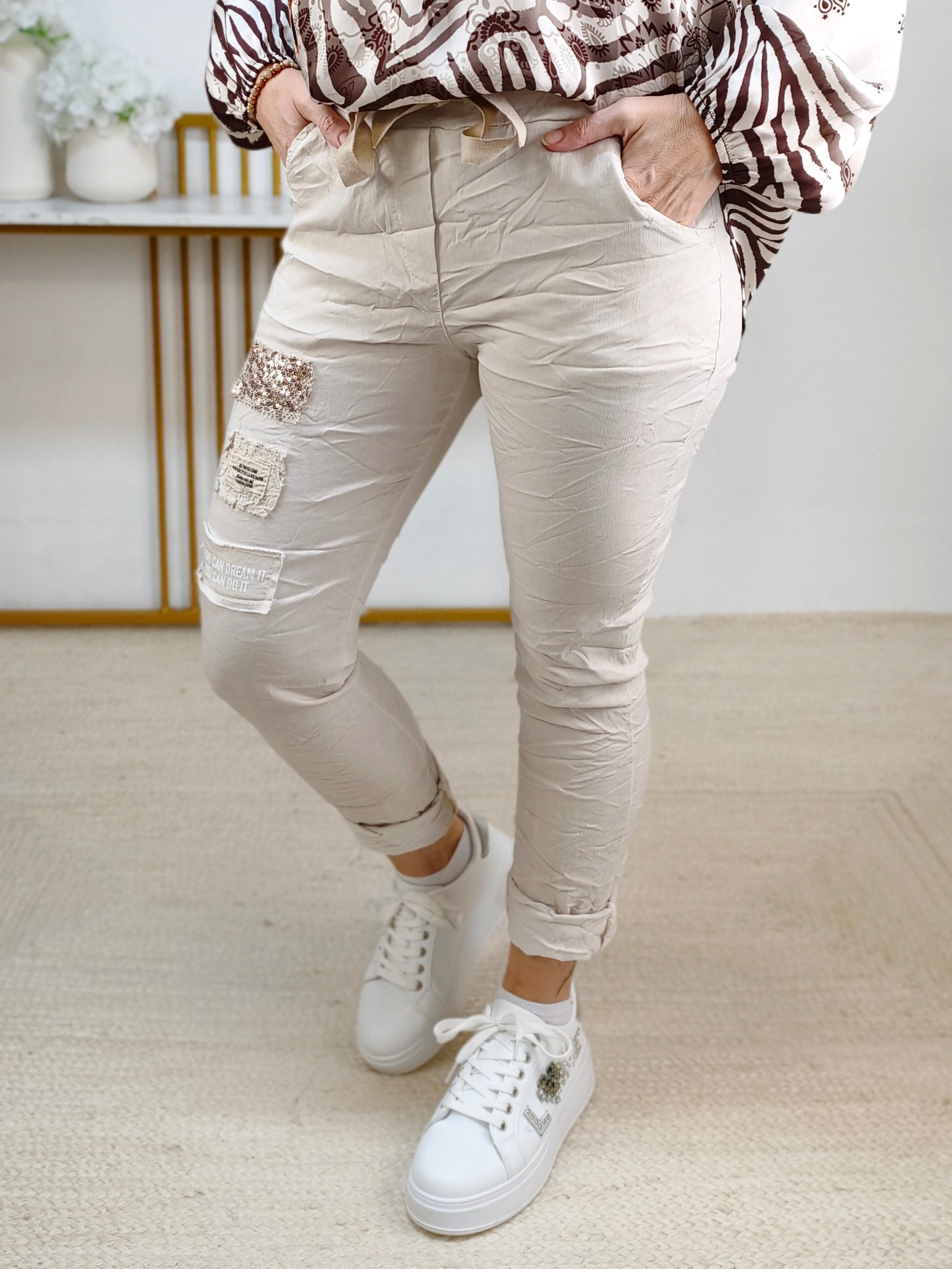 Stretchhose/Joggpant beige mit Applikationen (36-42)