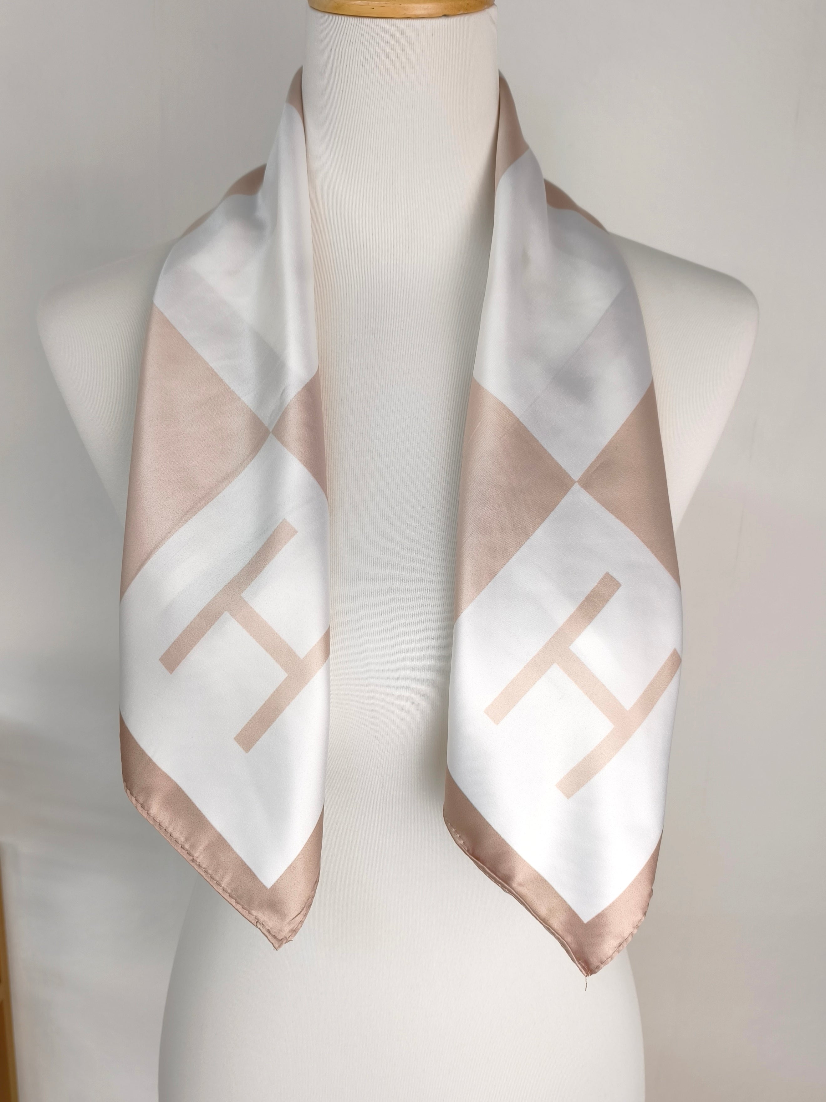 Leichtes Halstuch weiss/beige "H"