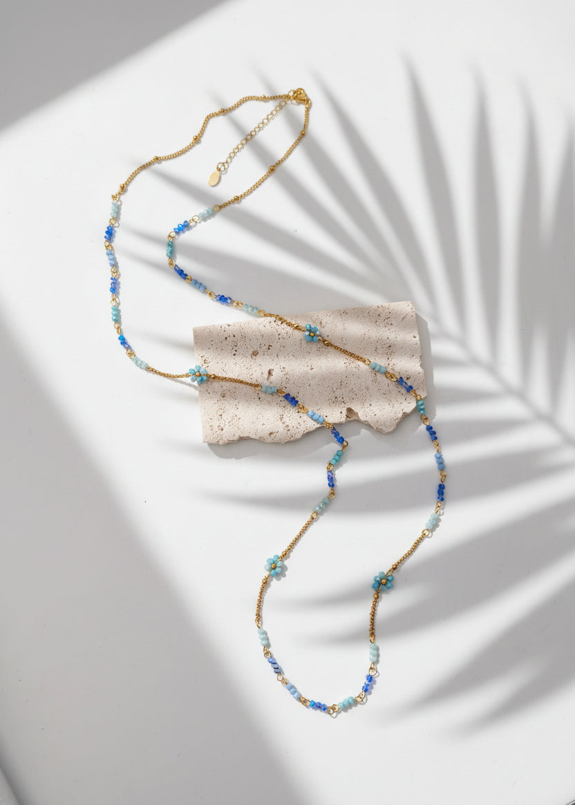 Feine lange Edelstahlkette mit kleinen Perlchen hellblau/gold