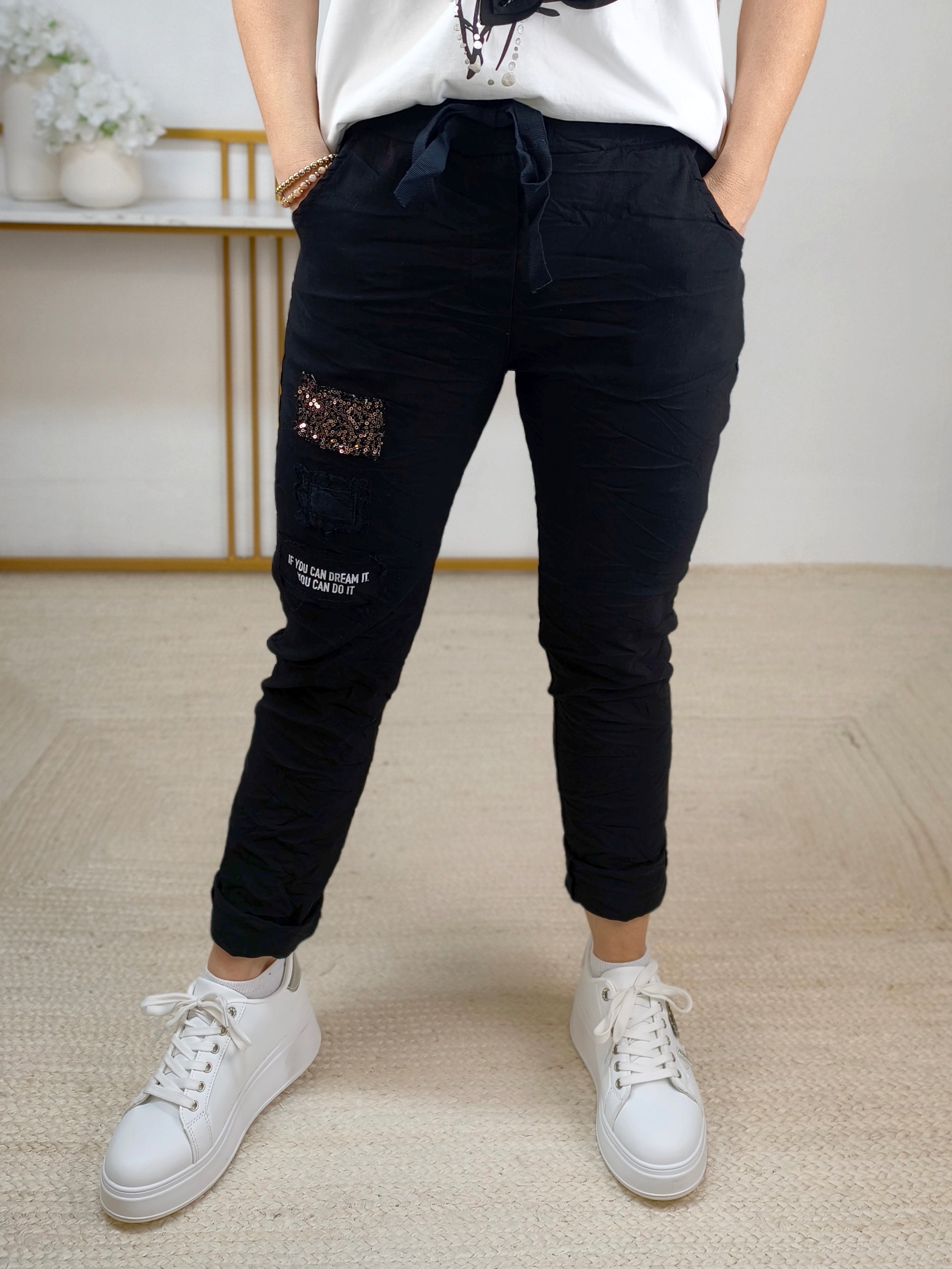Stretchhose/Joggpant schwarz mit Applikationen (36-42)