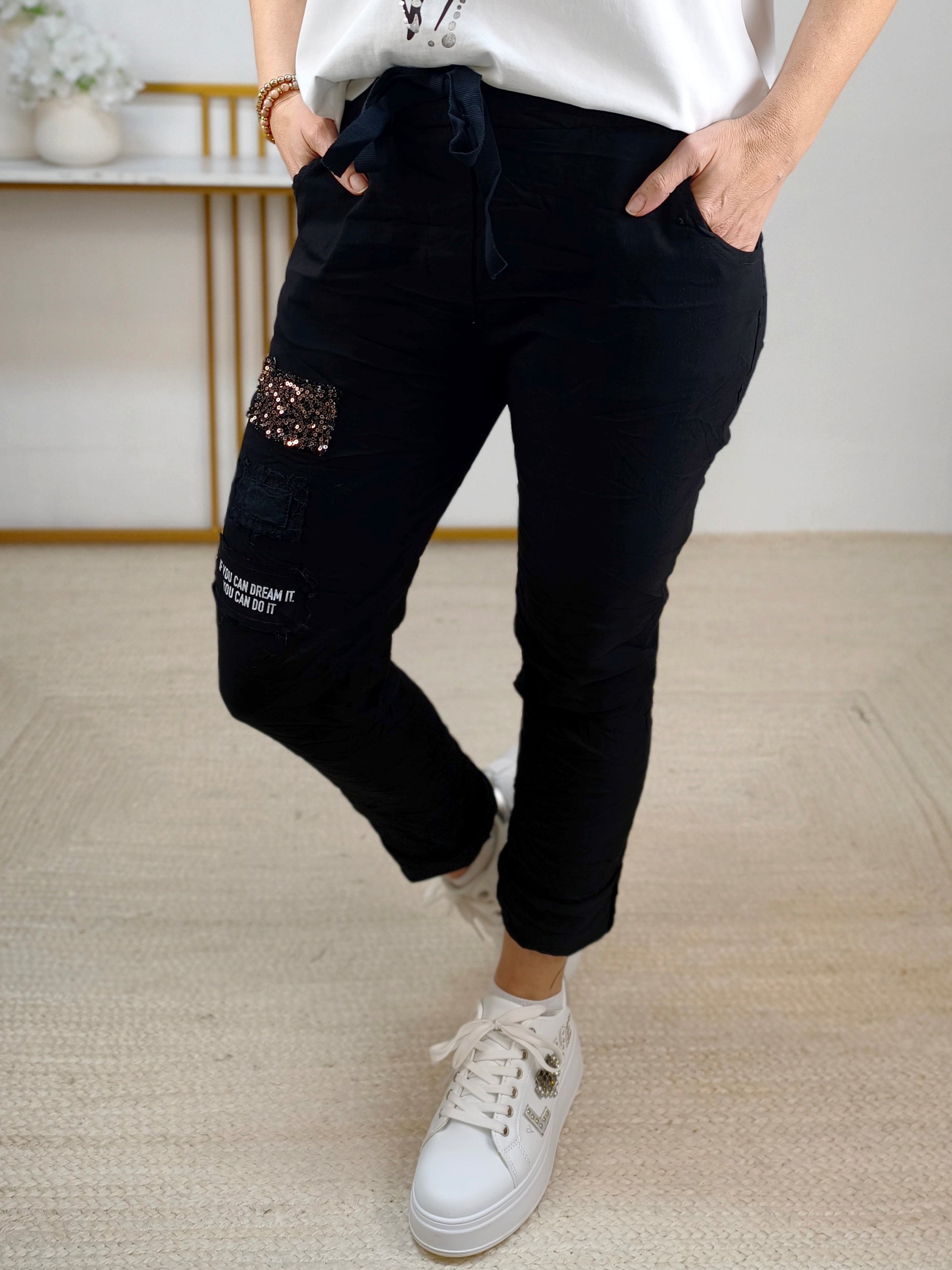 Stretchhose/Joggpant schwarz mit Applikationen (36-42)