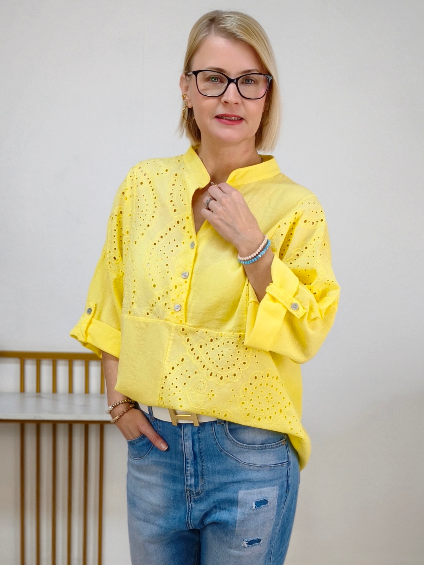Leichte Sommerbluse in gelb mit Lochstickerei (38-42)