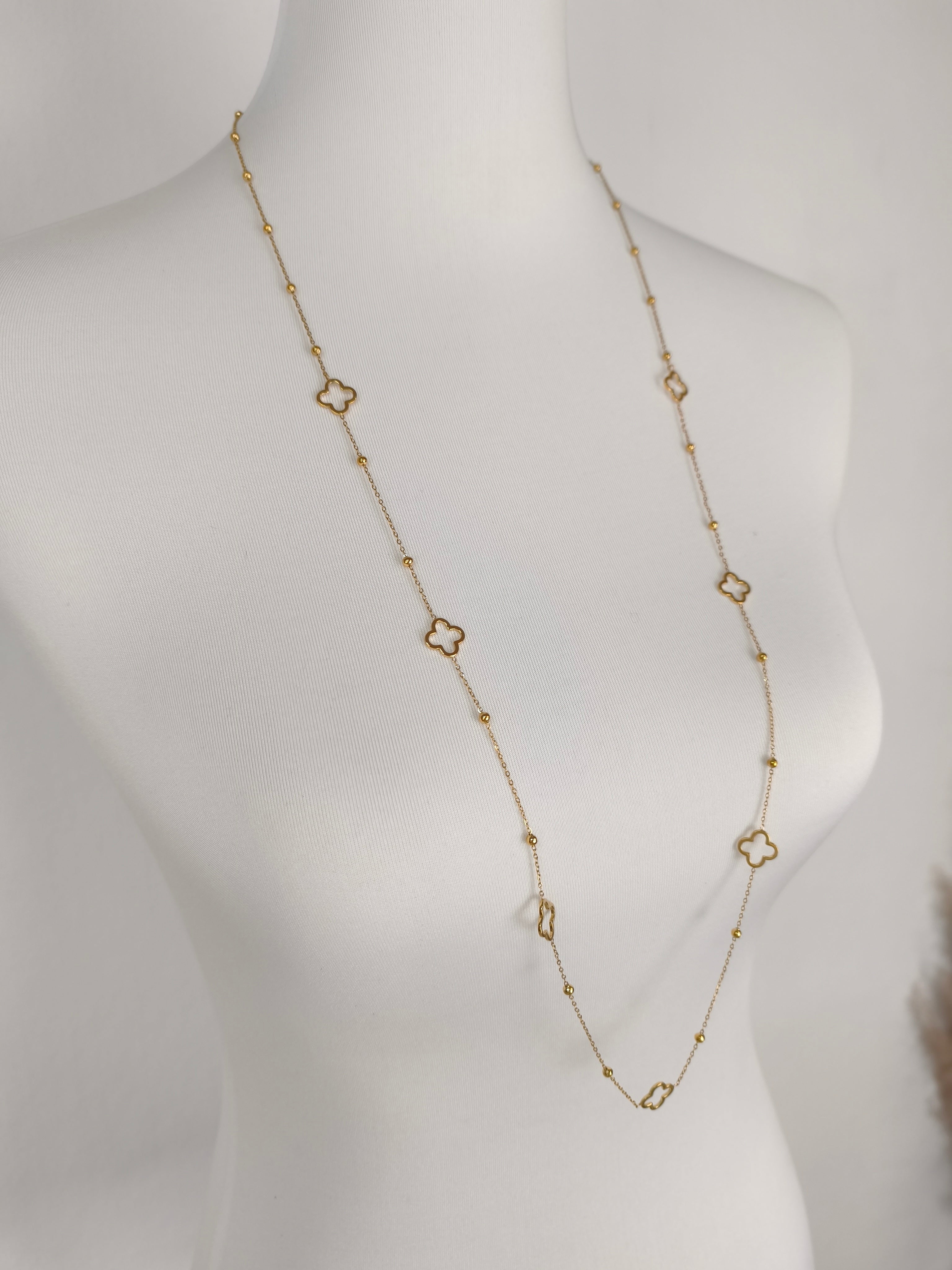 Lange Halskette mit integrierten Kleeblättern und kleinen, goldenen Perlchen
