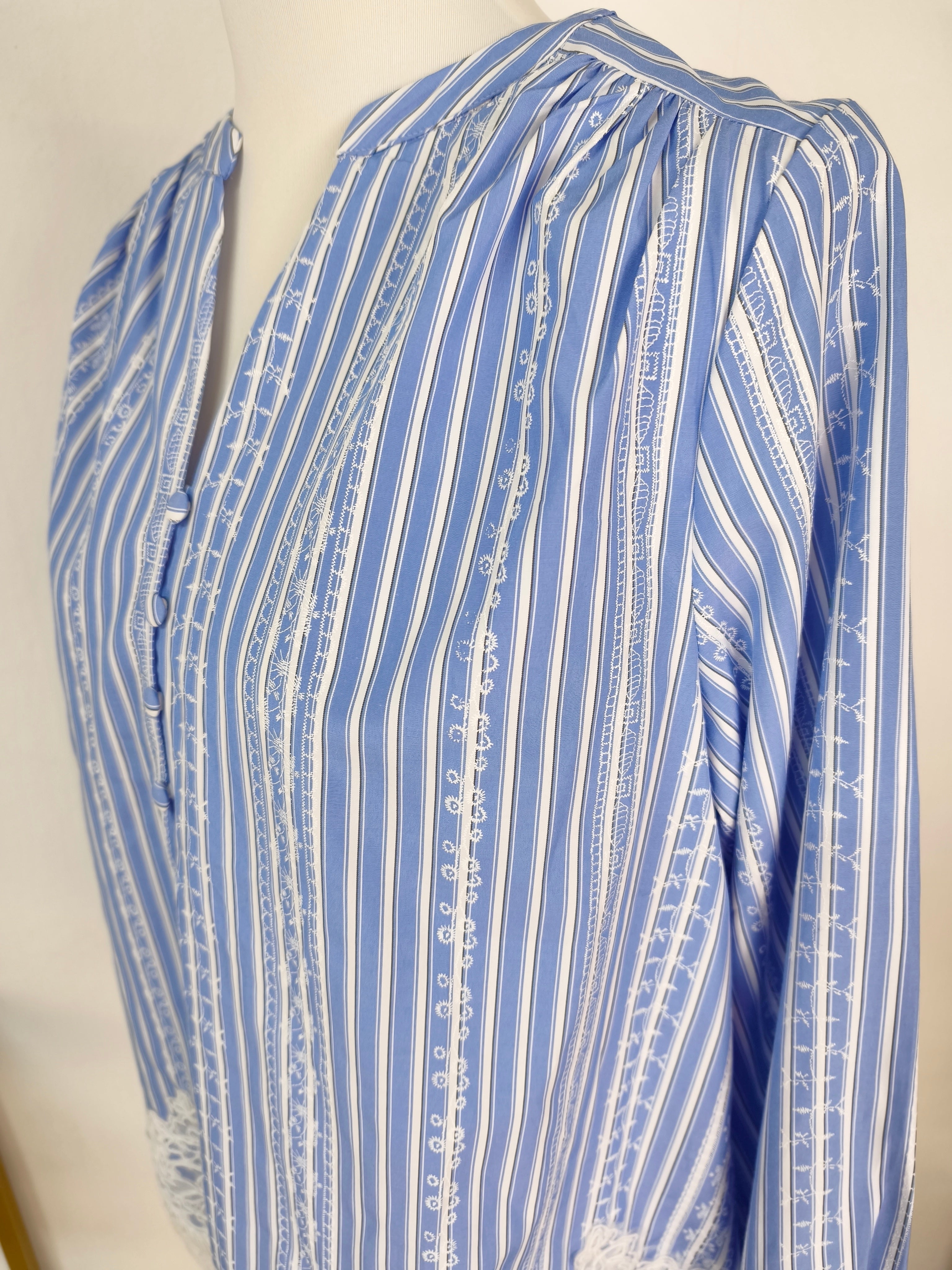 Gestreifte Bluse mit Spitzenbordüre blau/weiss (38-42)