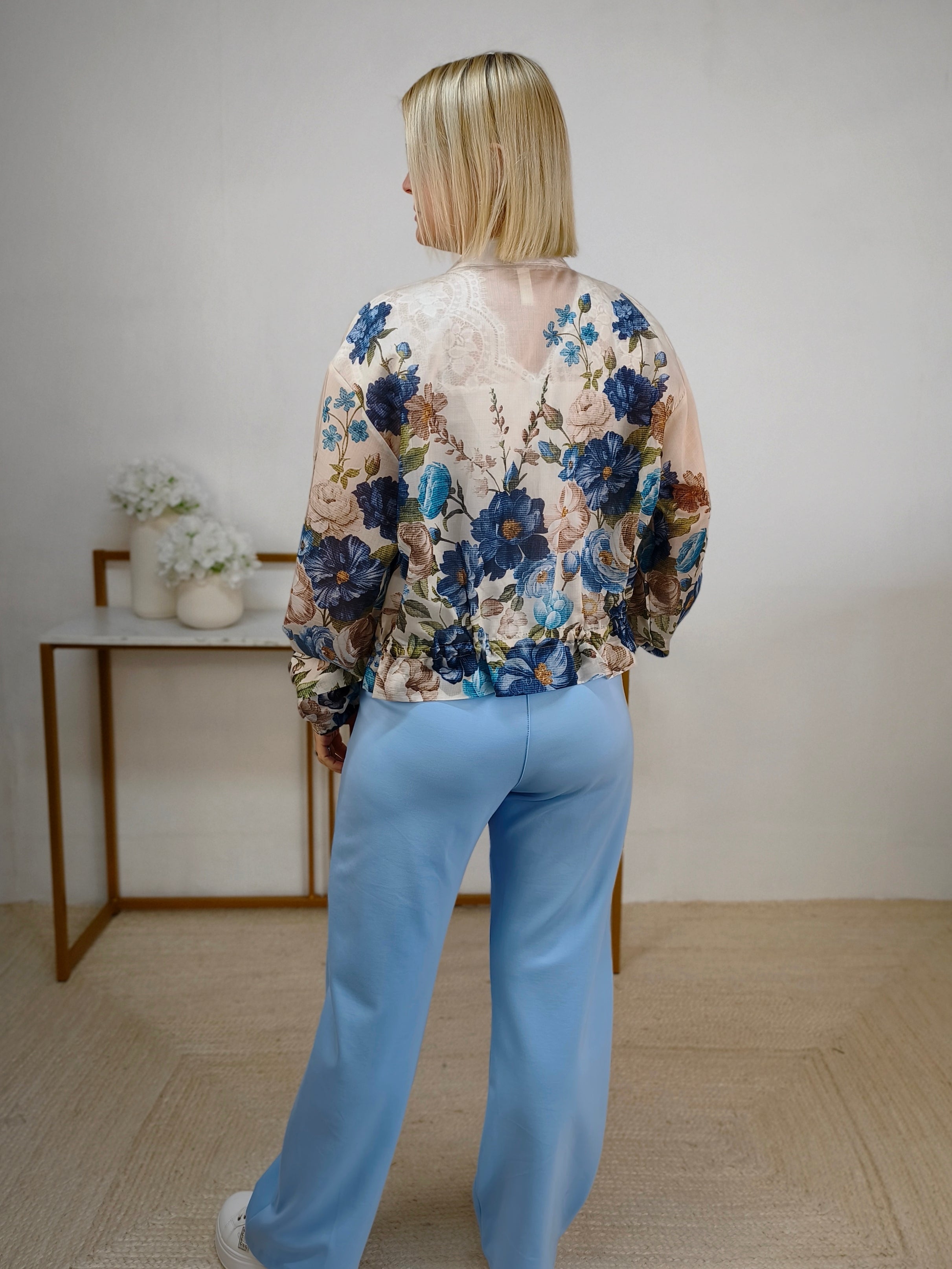 Bedruckte Kurzjacke "Flower" Creme/Blau (36-42)