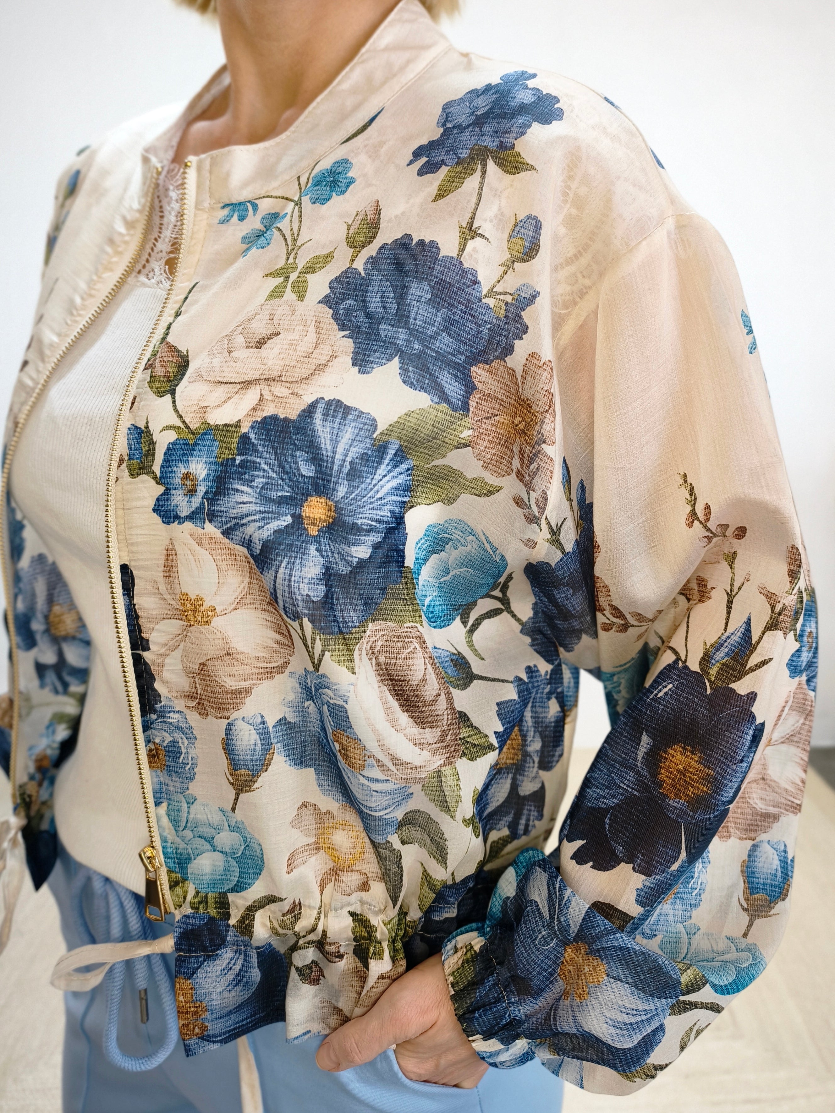 Bedruckte Kurzjacke "Flower" Creme/Blau (36-42)
