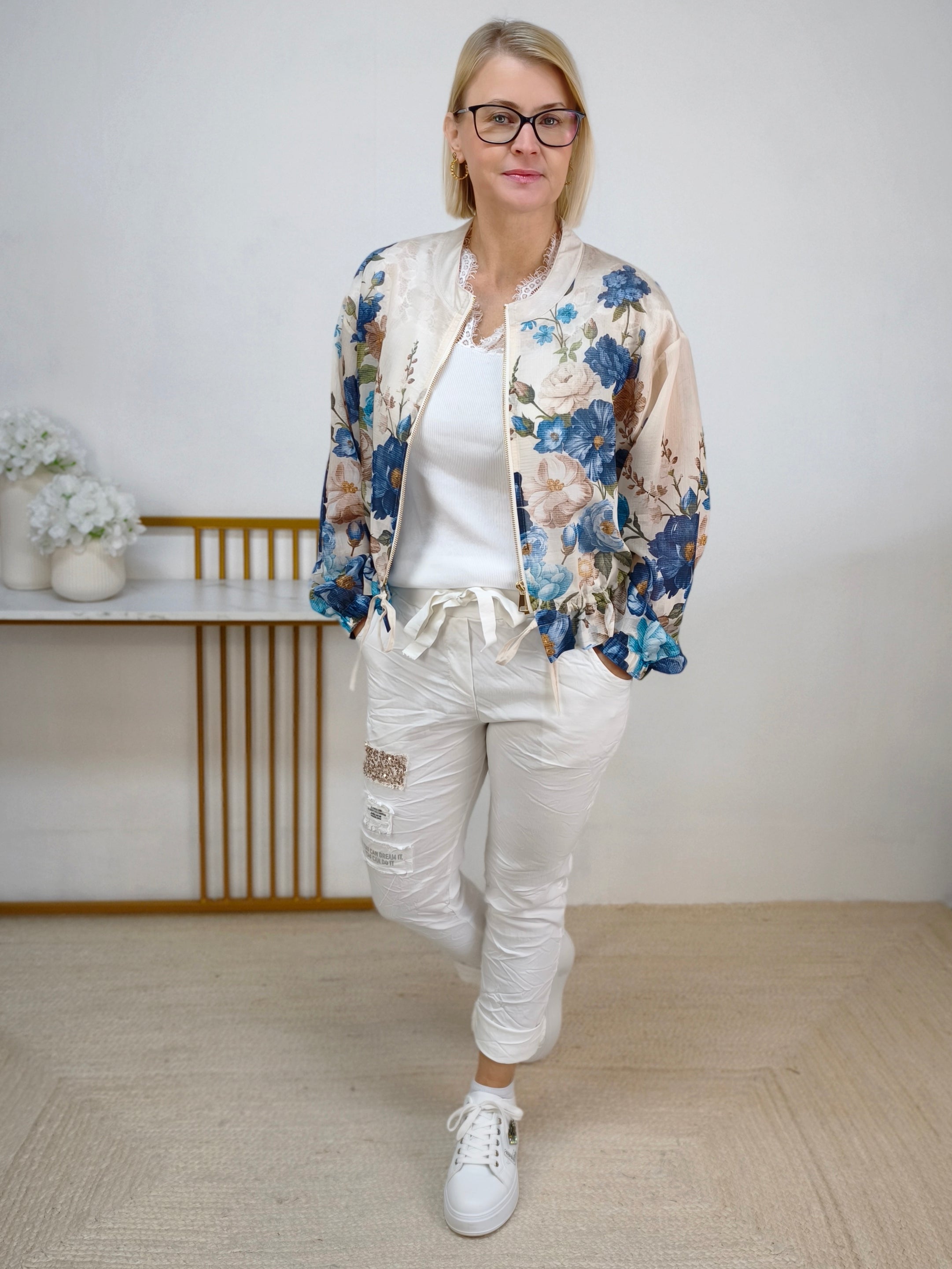 Bedruckte Kurzjacke "Flower" Creme/Blau (36-42)